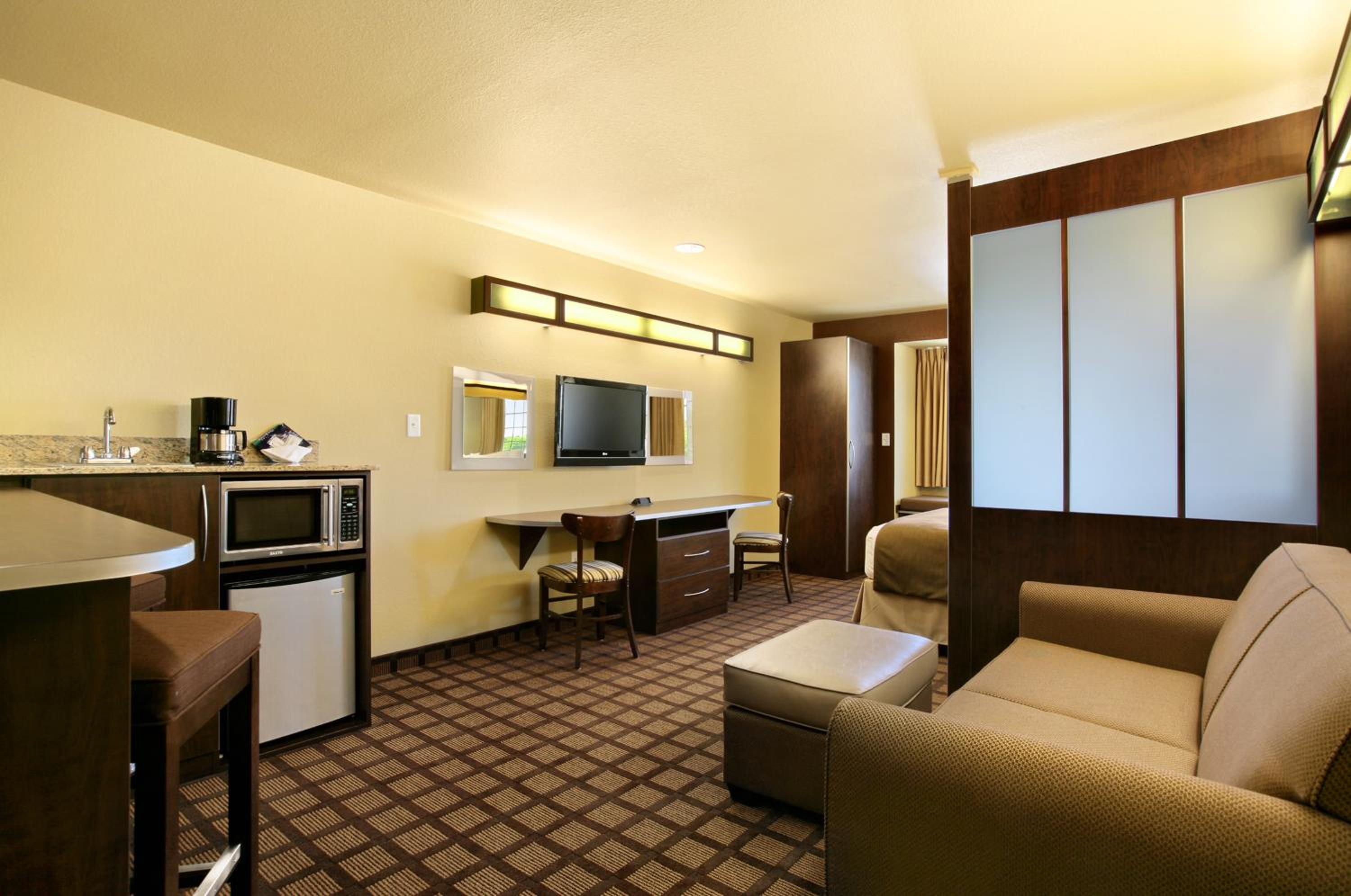 Queen Suite - Non-Smoking - Photo 1