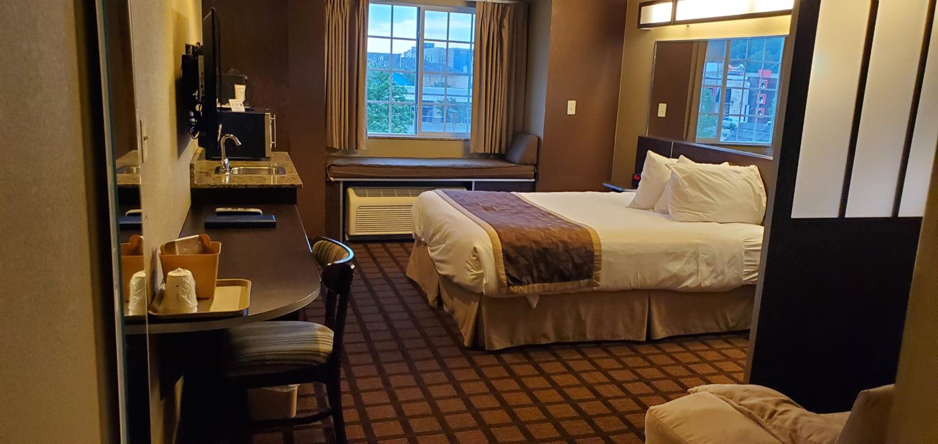 Queen Suite with Sofa Bed - Disability Access/Non-Smoking - Photo 1
