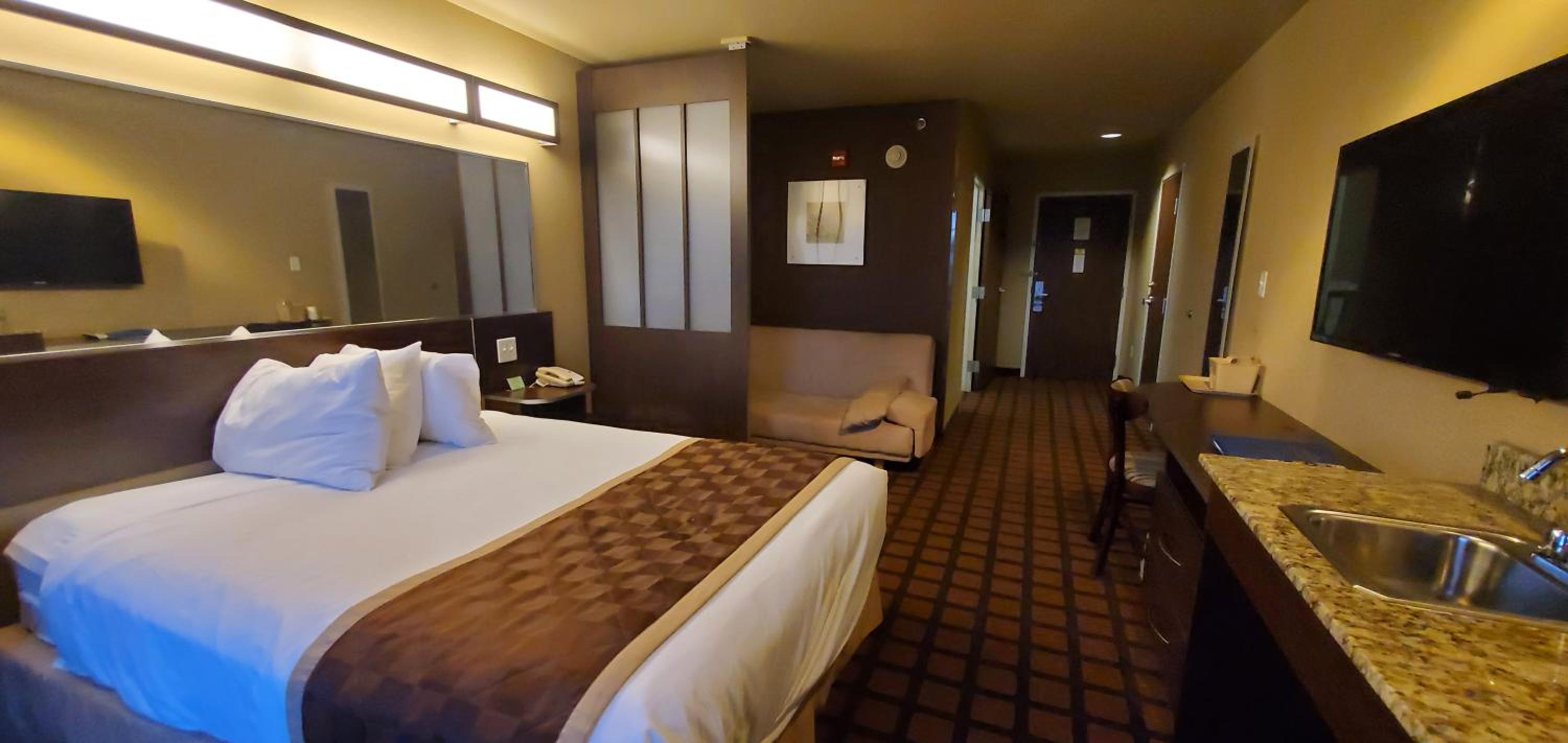 Queen Suite with Sofa Bed - Disability Access/Non-Smoking - Photo 3