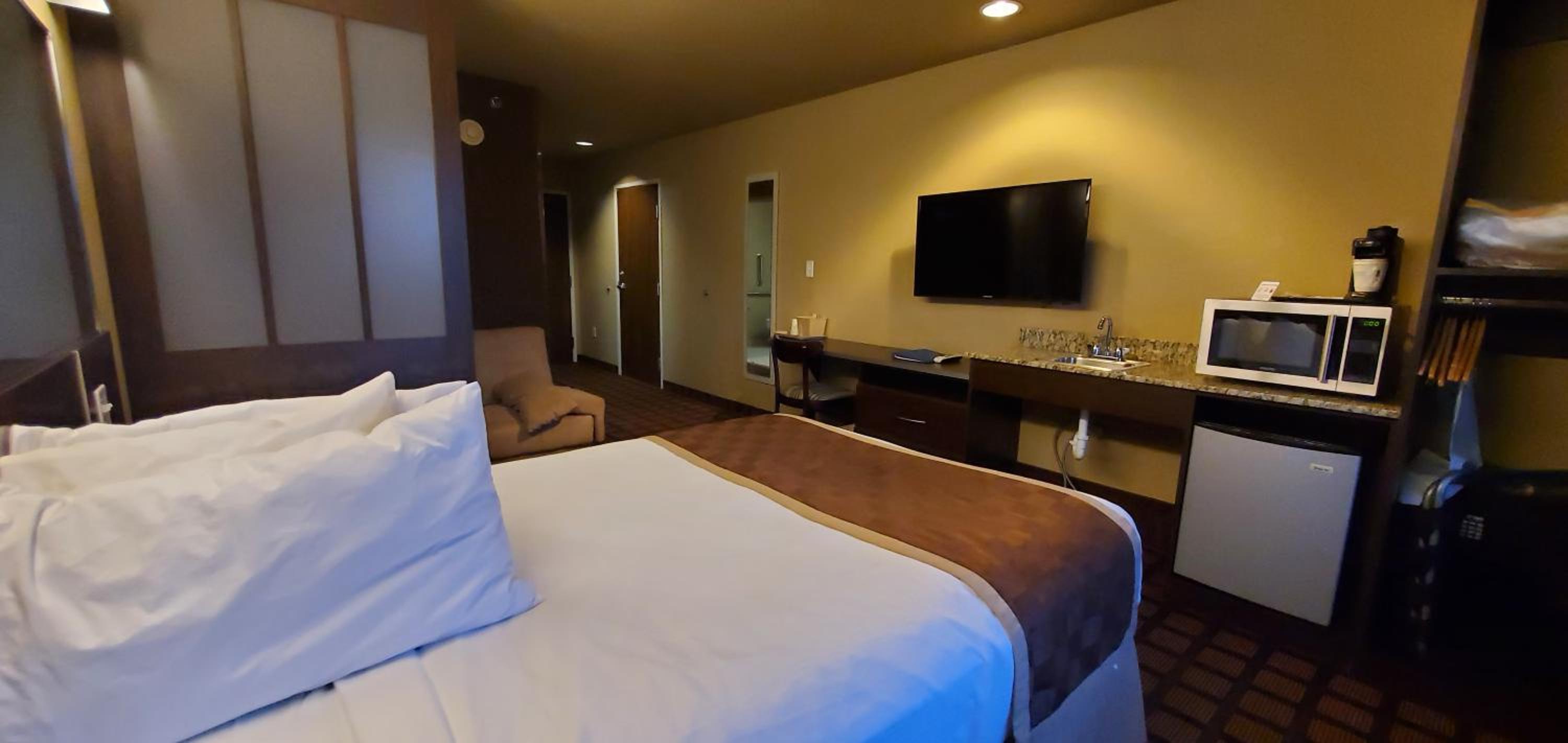 Queen Suite with Sofa Bed - Disability Access/Non-Smoking - Photo 2