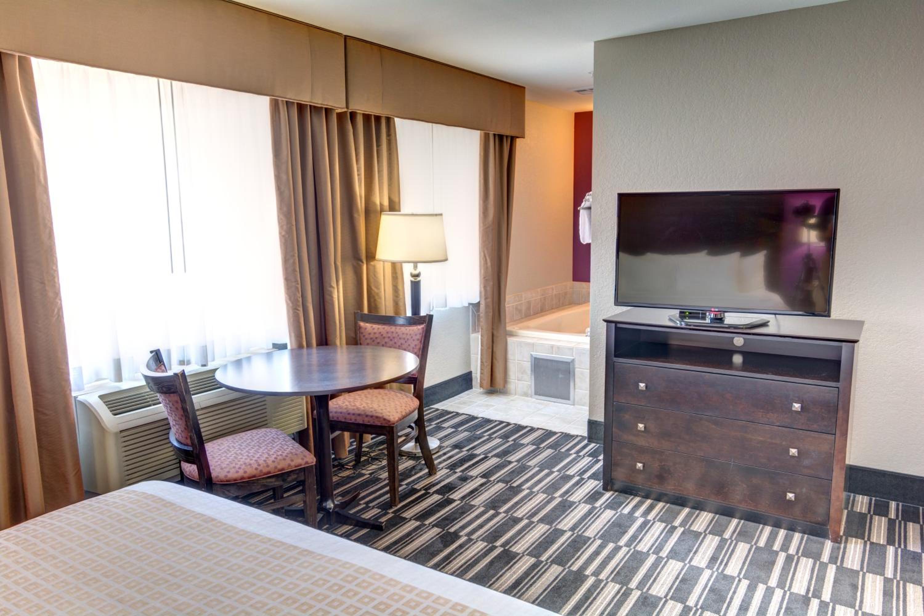Deluxe King Suite with Jetted Tub - Non-Smoking - Photo 3