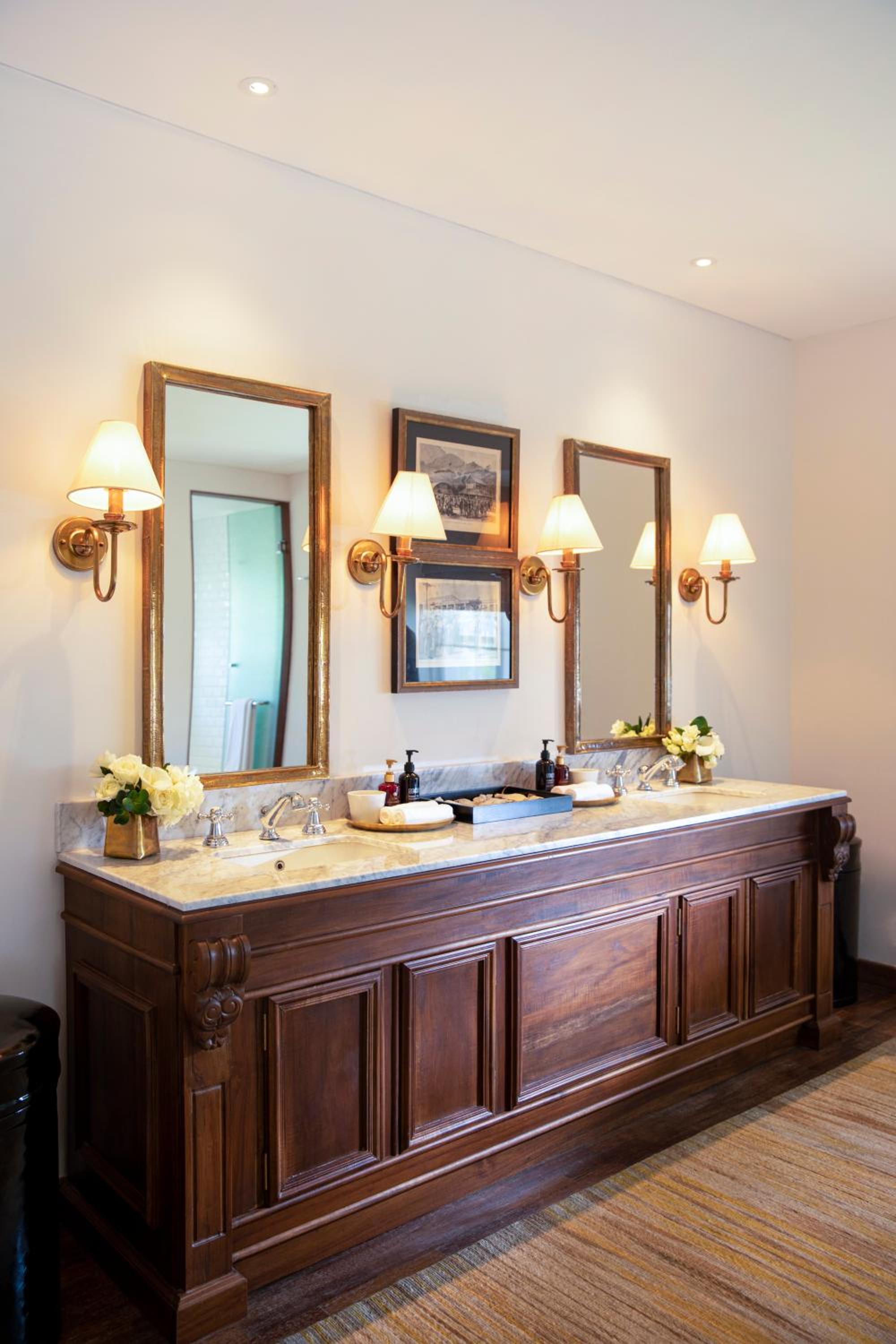 Executive Suite - Photo 12