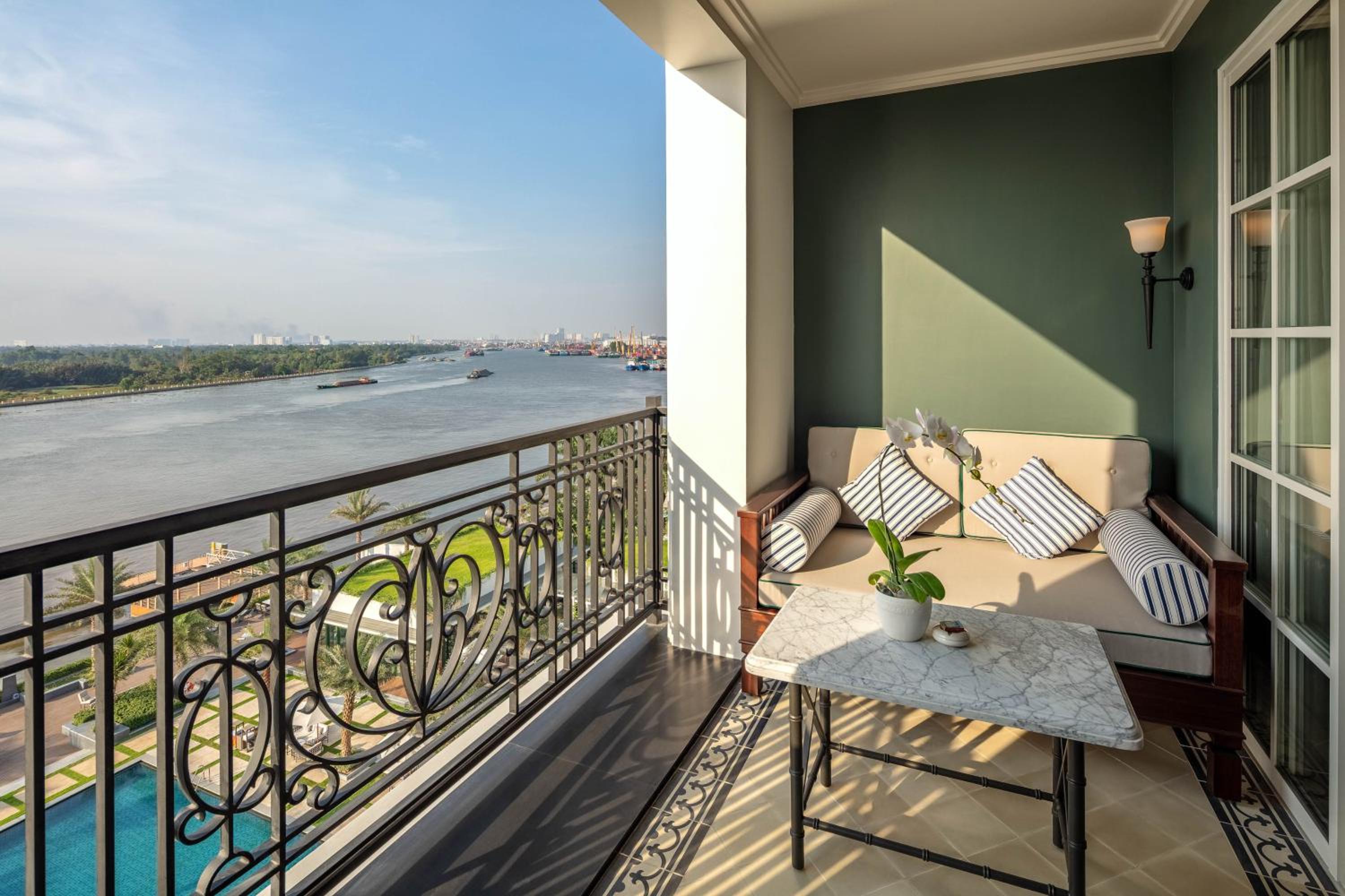 Deluxe Twin Room with River View photo 3