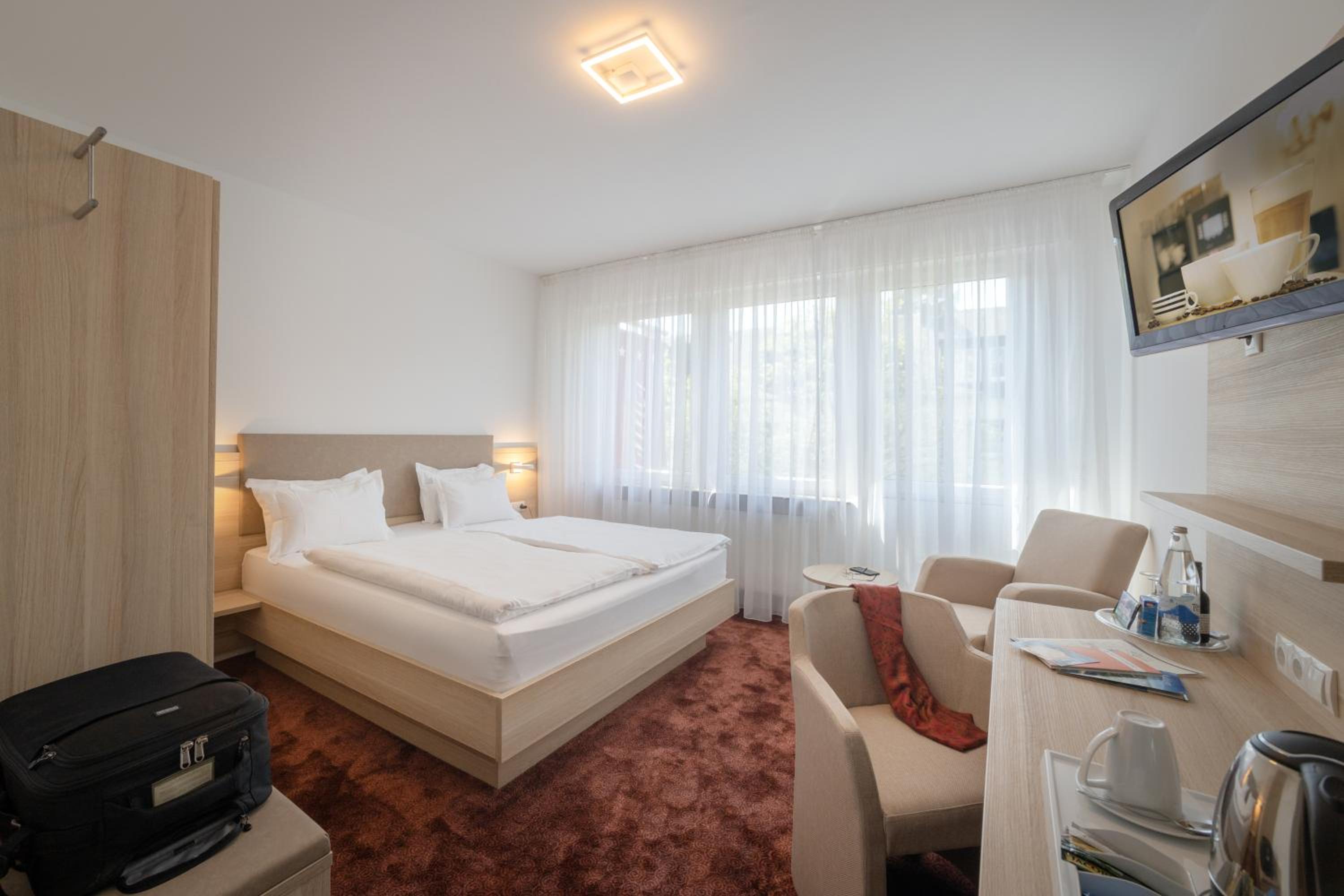 Standard Double or Twin Room - Photo 6