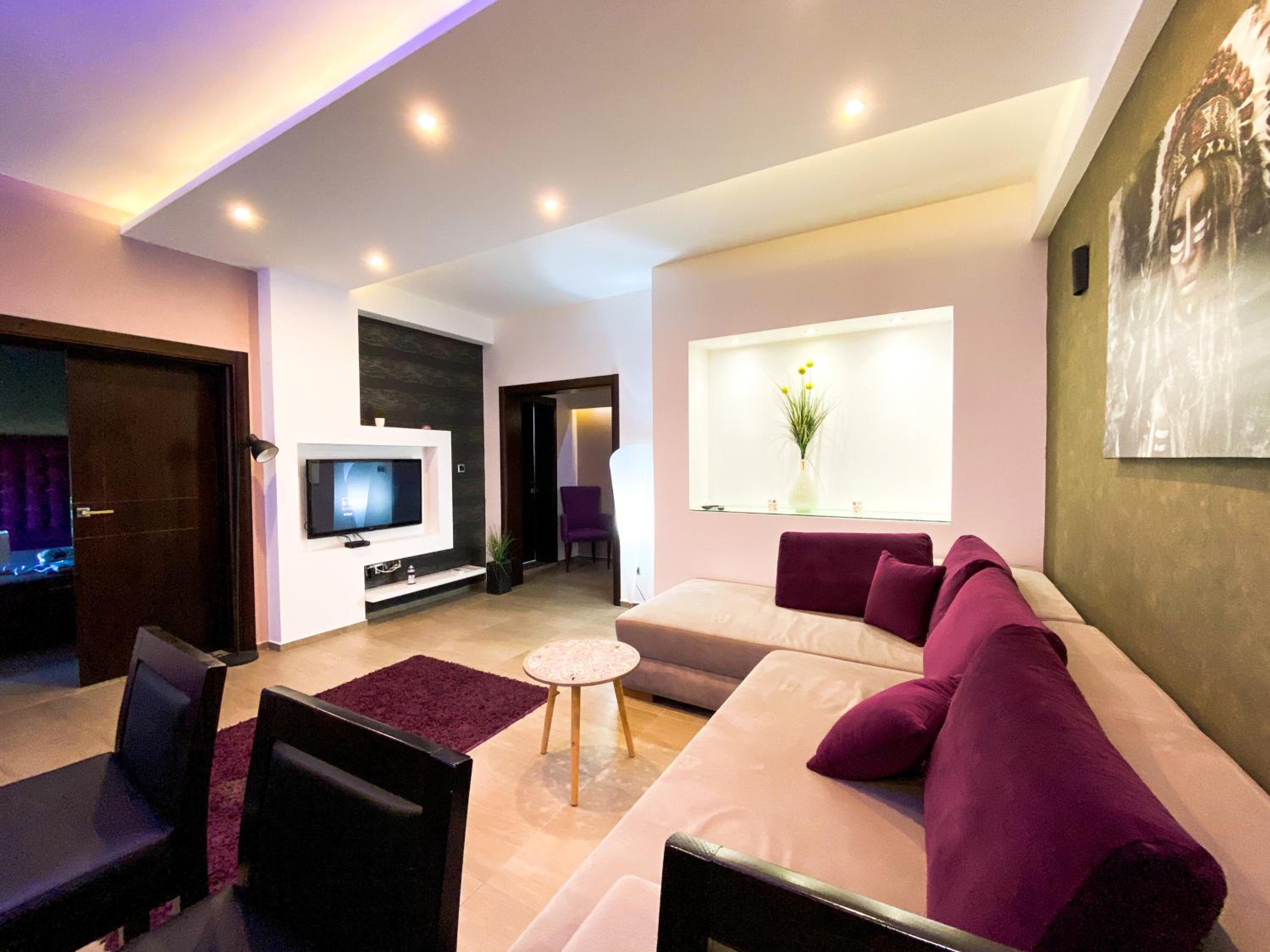 One-Bedroom Apartment - Photo 2