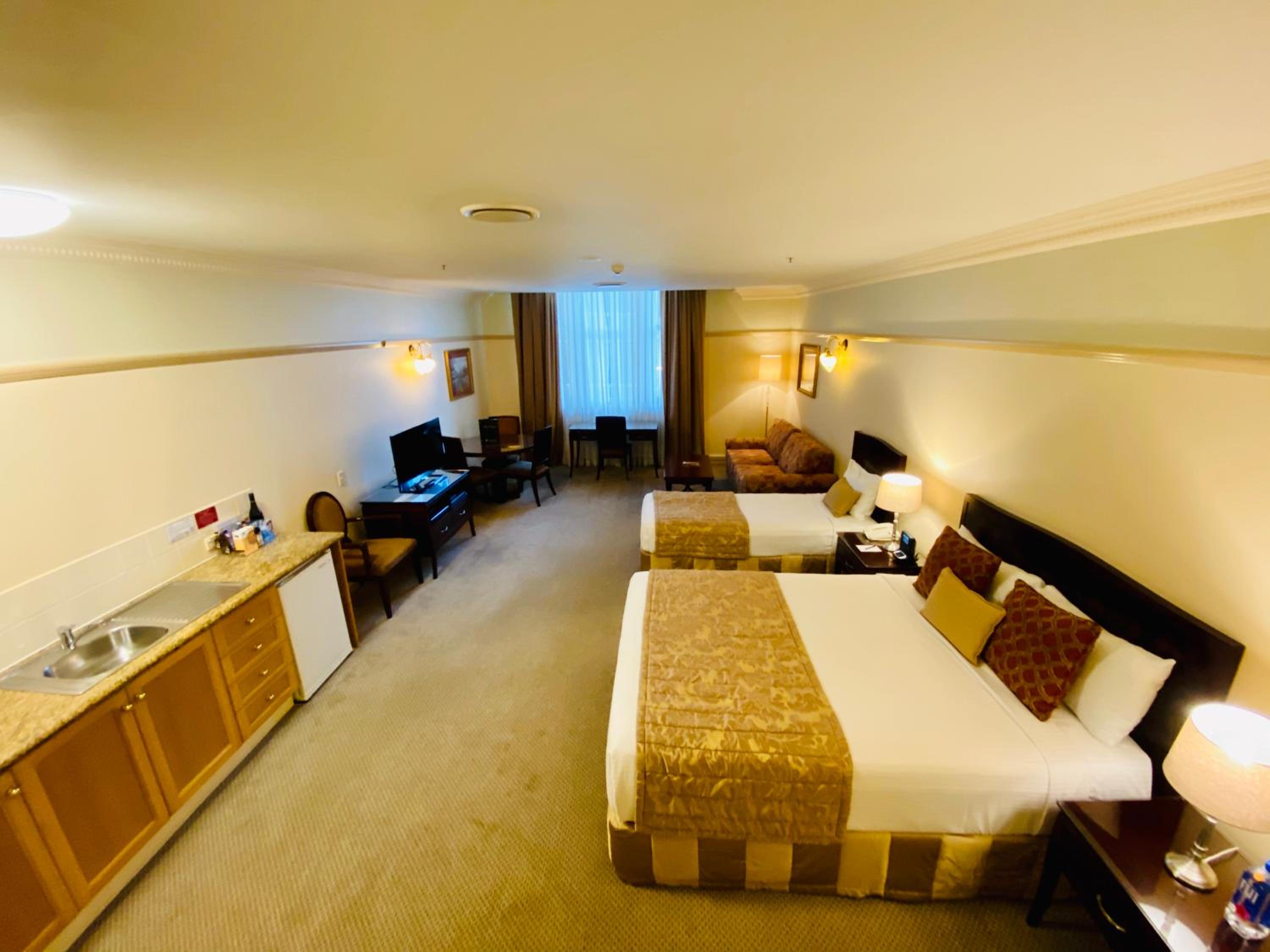 Deluxe Hotel Room - Photo 12