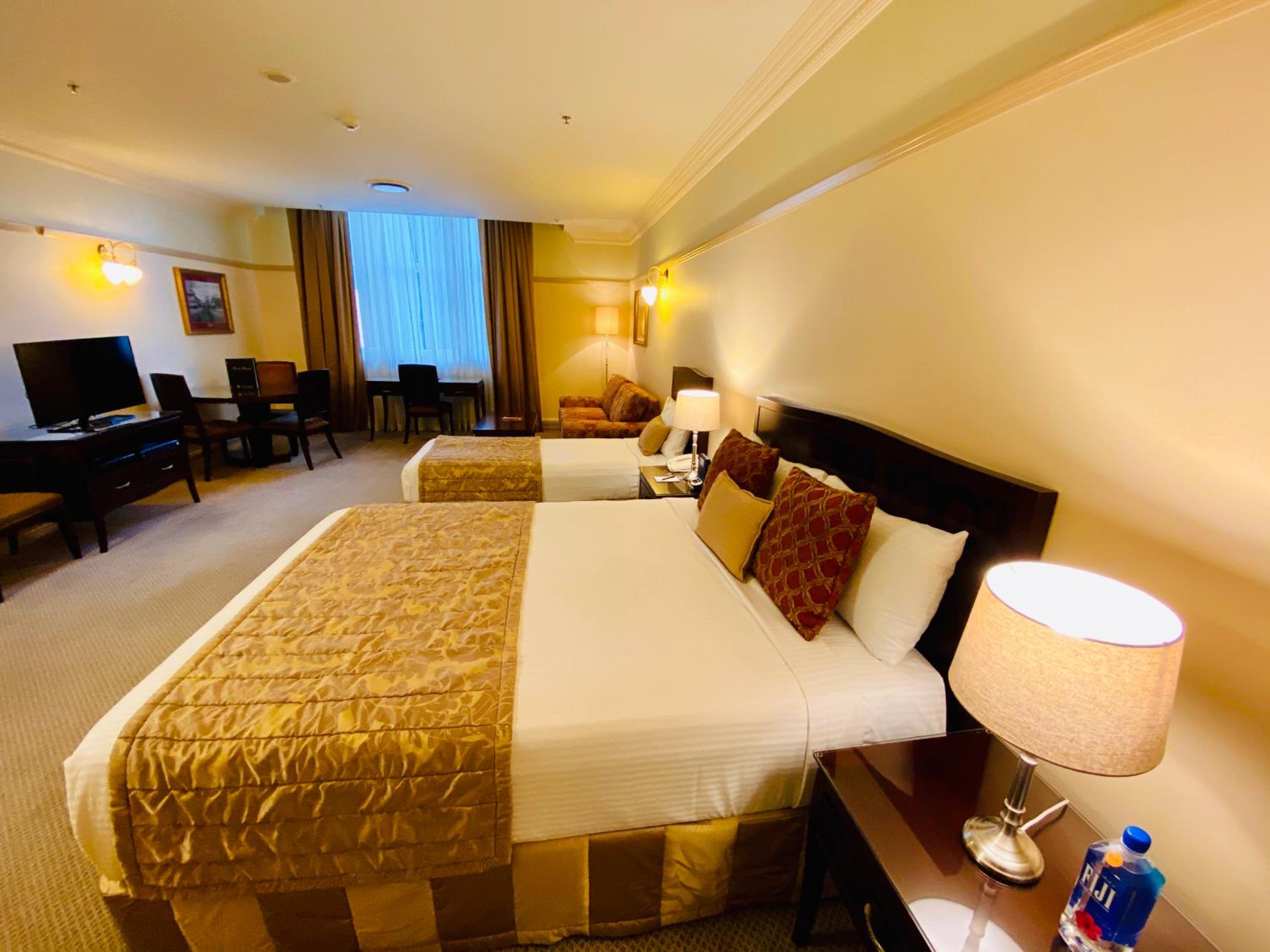 Deluxe Hotel Room - Photo 13