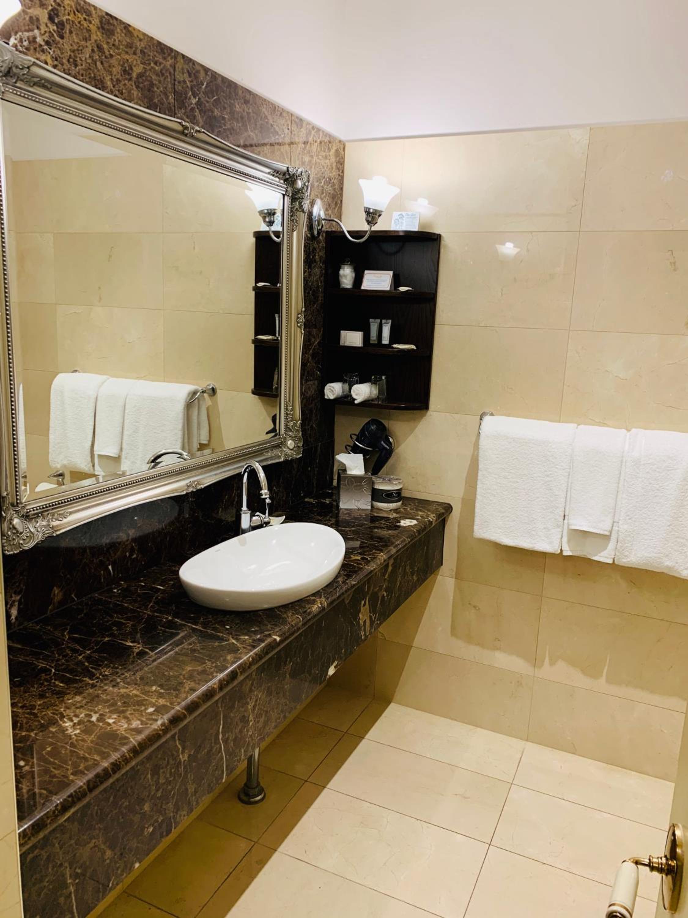 Deluxe Hotel Room - Photo 10