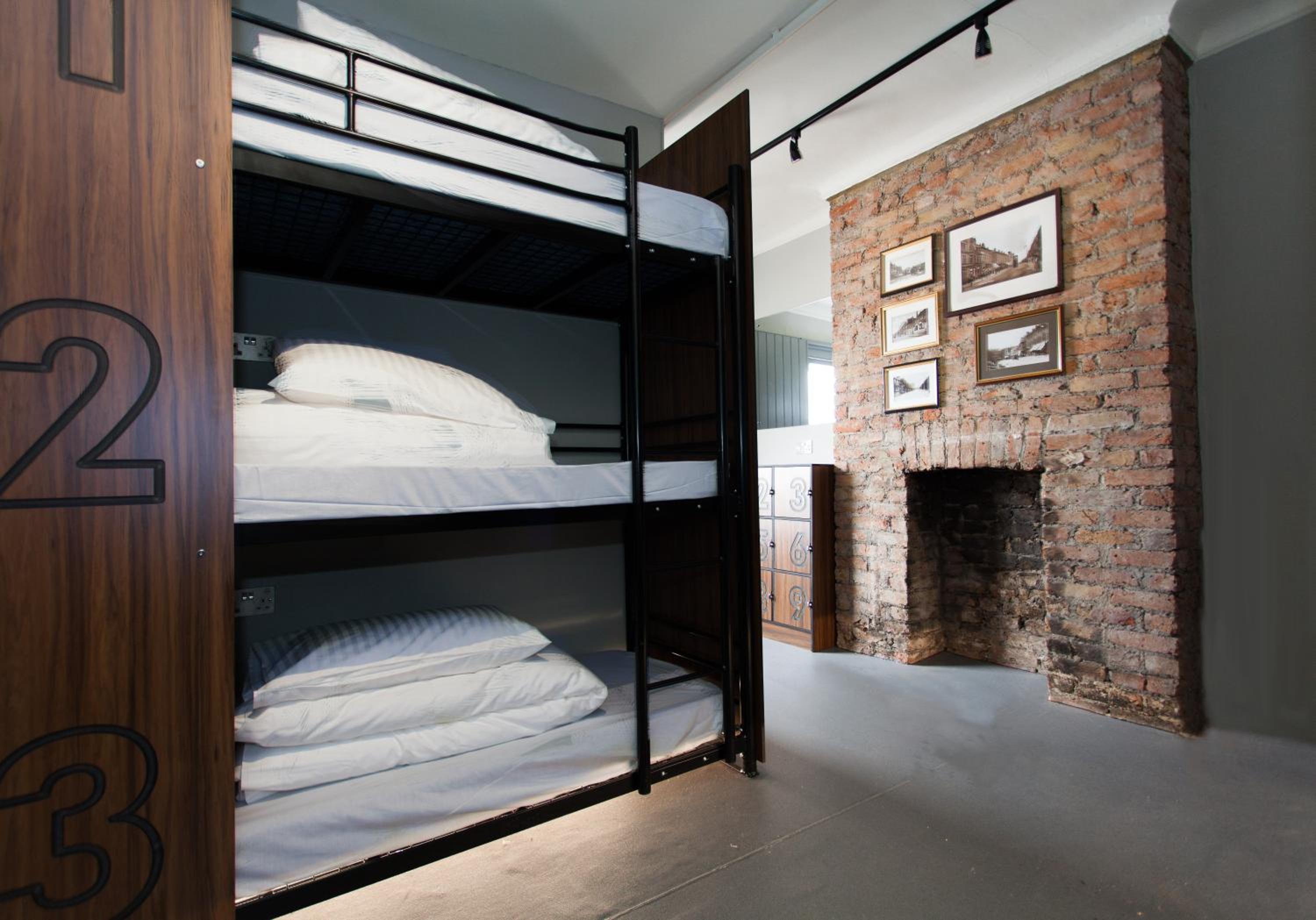 Private 9-Bed Dormitory with Shared Bathroom photo 3