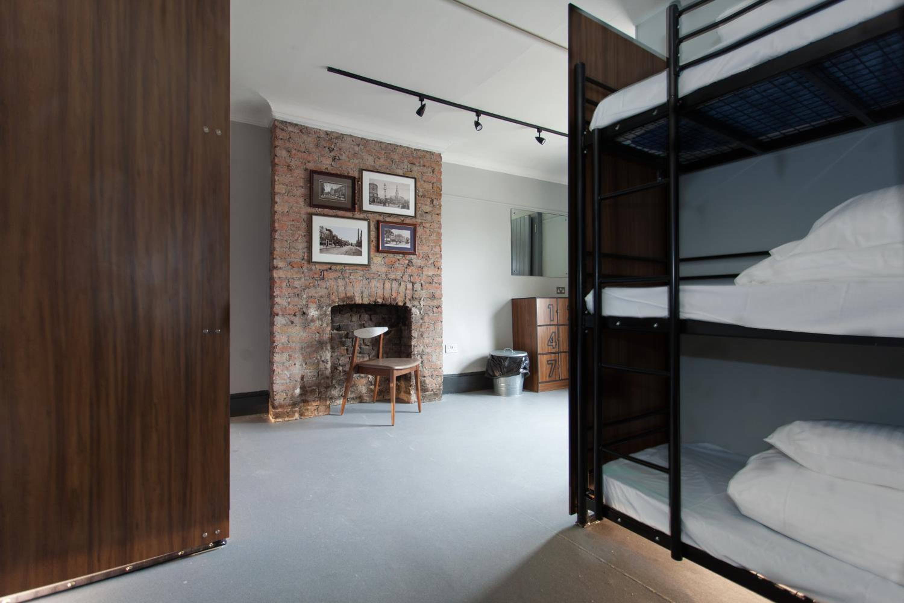 Bed in 9-Bed Female Dormitory with Shared Bathroom photo 1