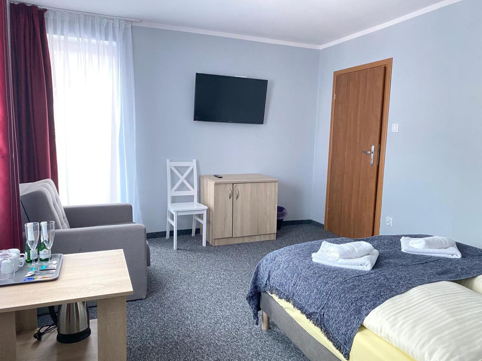 Double Room with Balcony - Photo 8