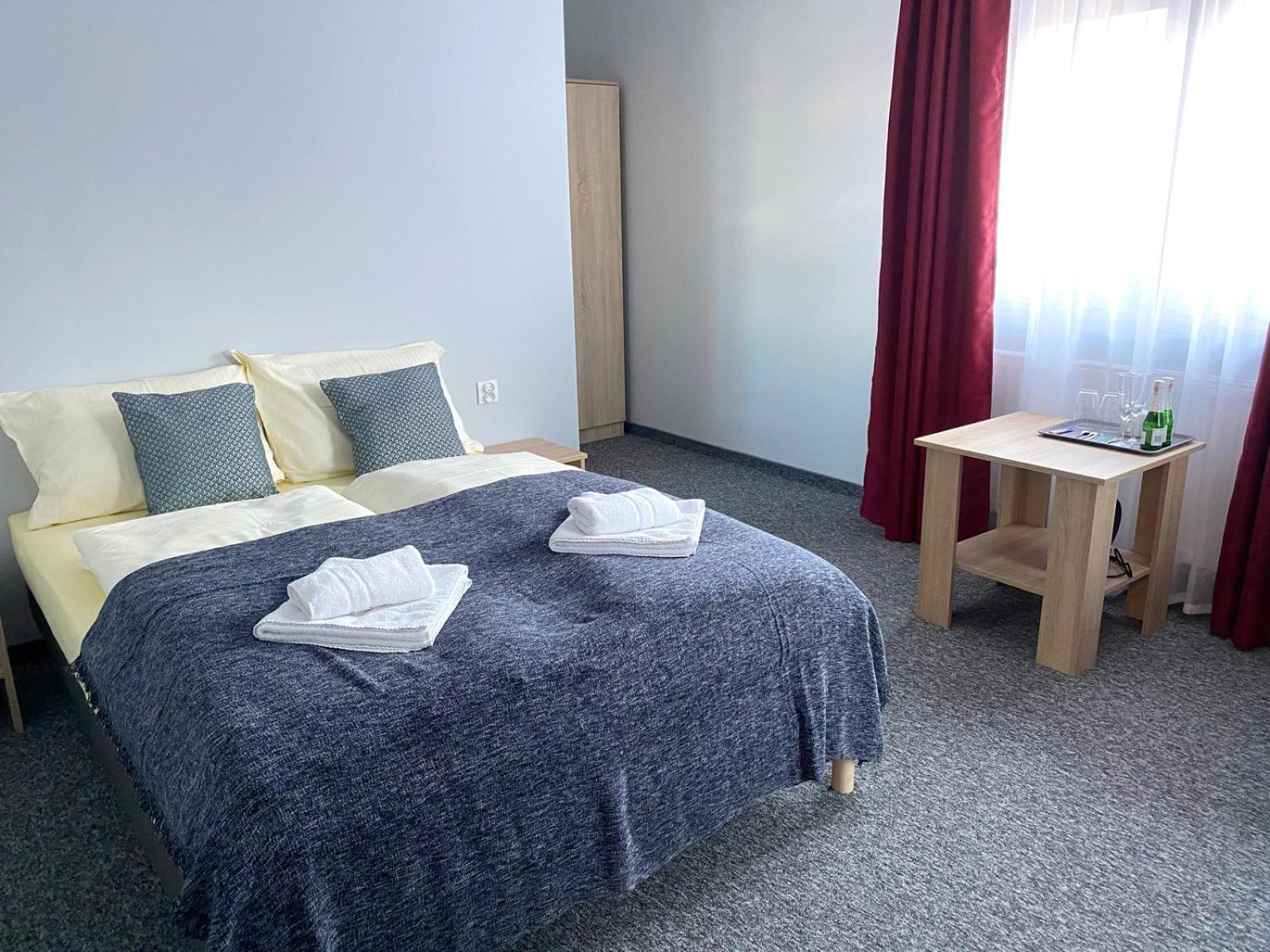 Double Room with Balcony - Photo 9