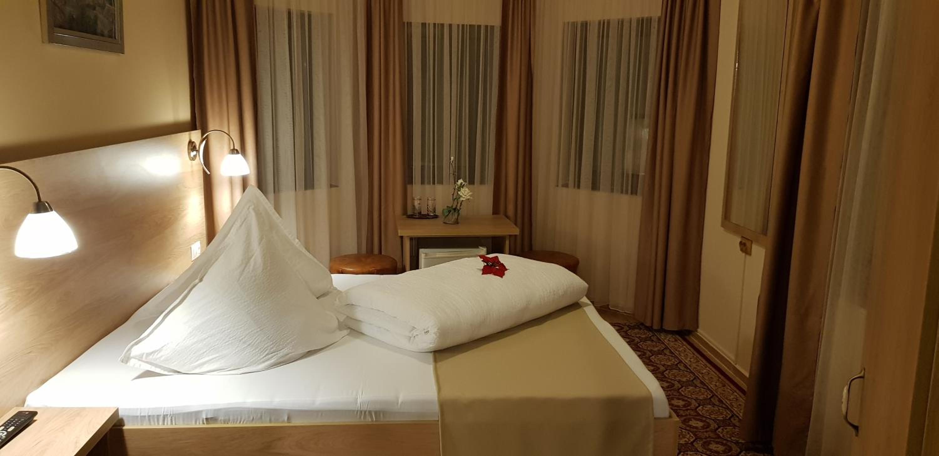 Double or Twin Room - Photo 4