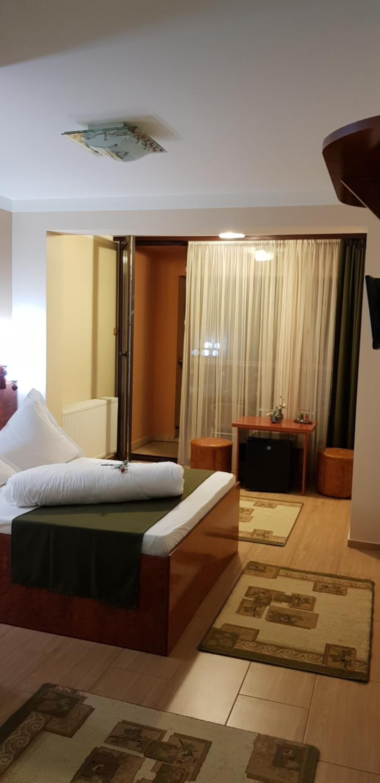 Double Room with Balcony - Photo 8