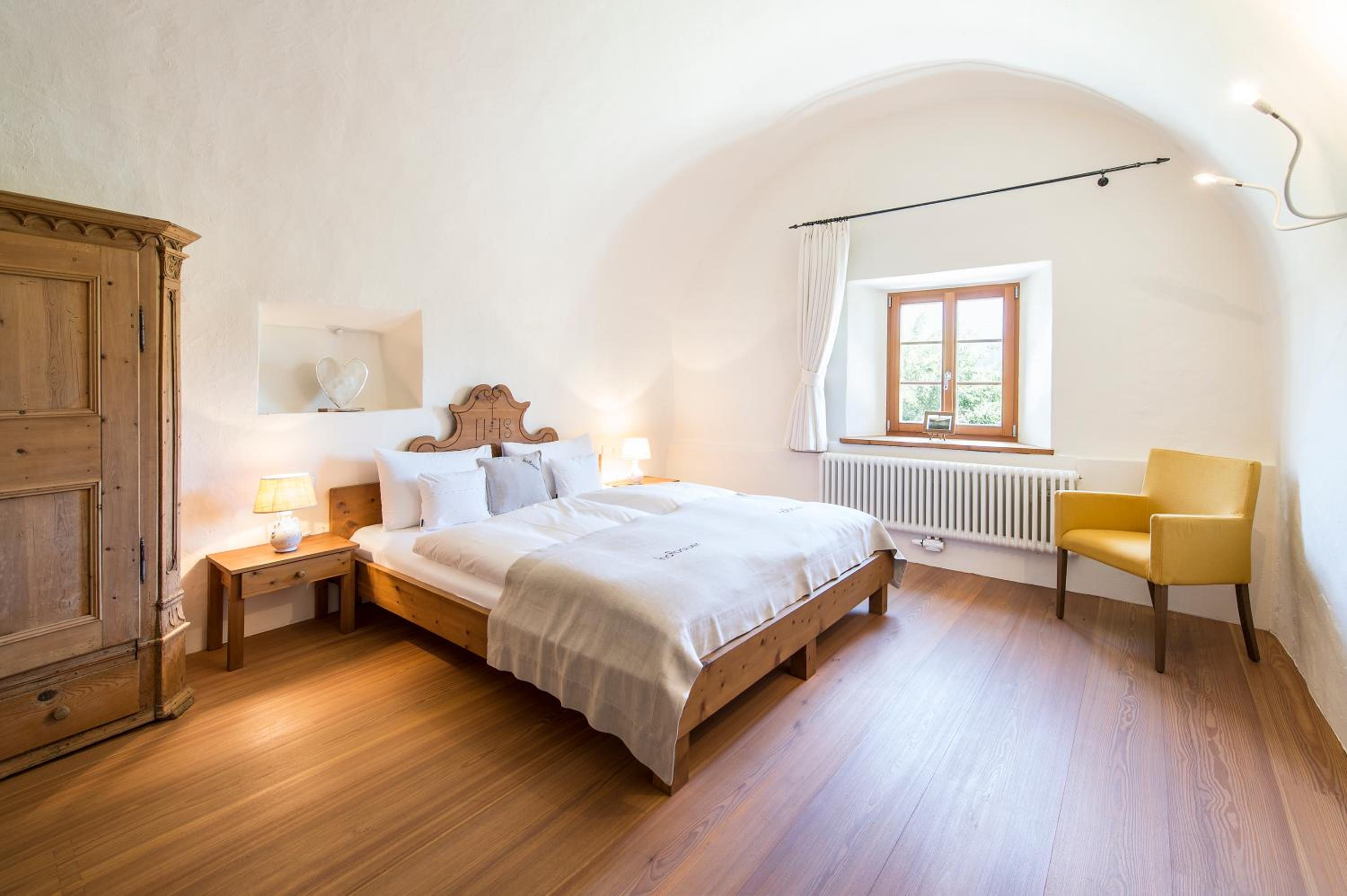 One-Bedroom Apartment with Balcony and Mountain View  