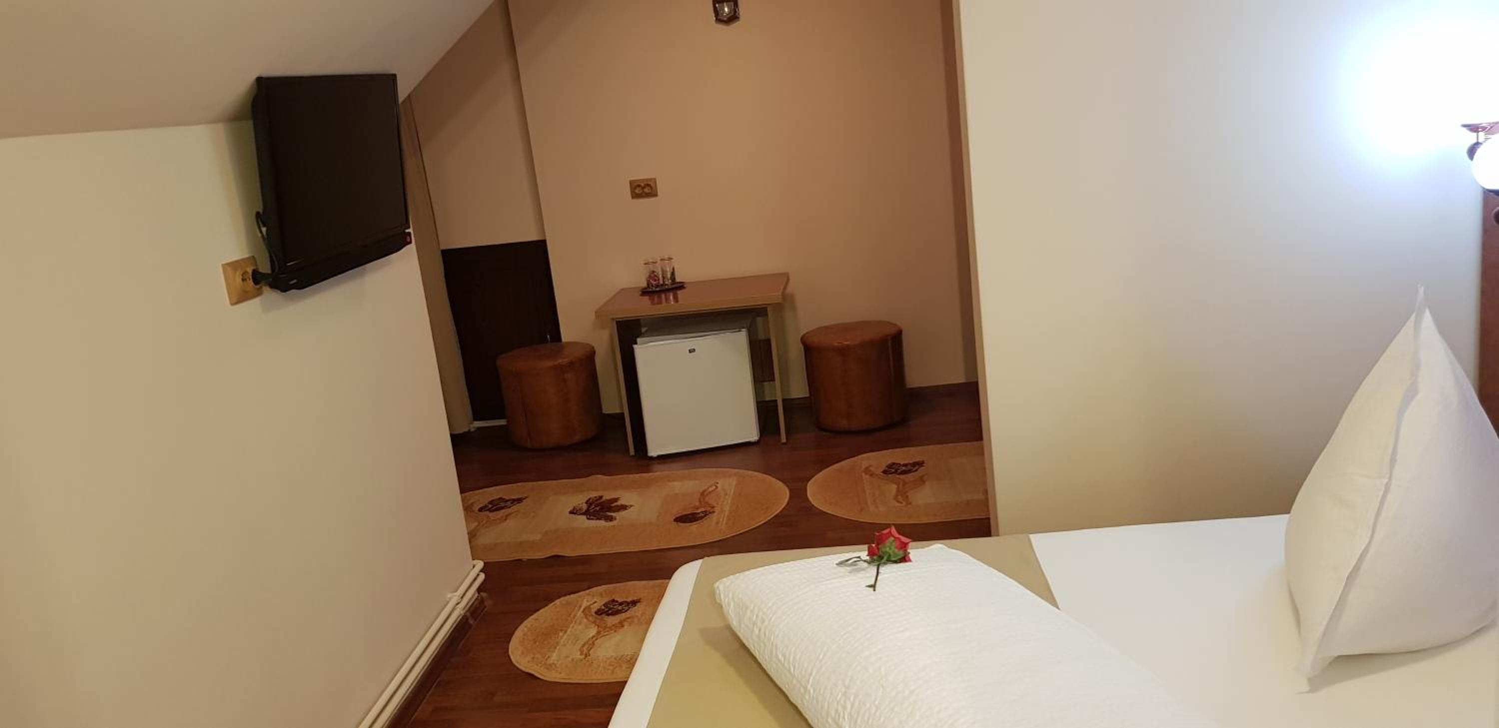 Double or Twin Room - Photo 18