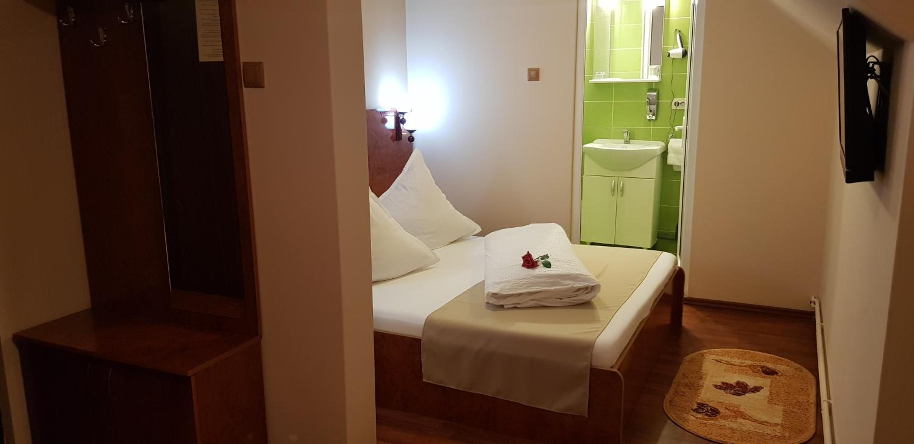 Double or Twin Room - Photo 19