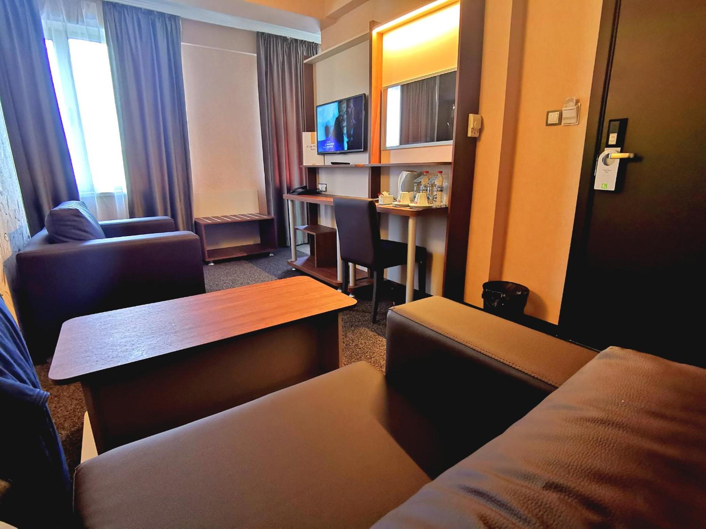 Family Suite with 2-way day time airport transfer
