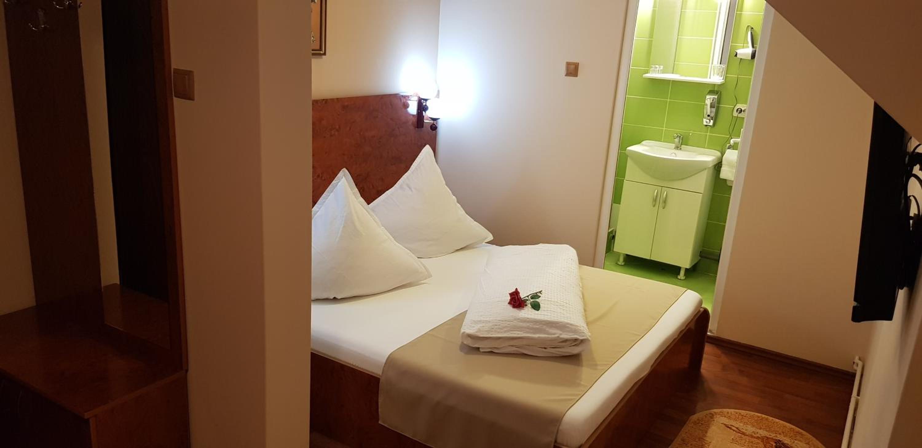 Double or Twin Room - Photo 25