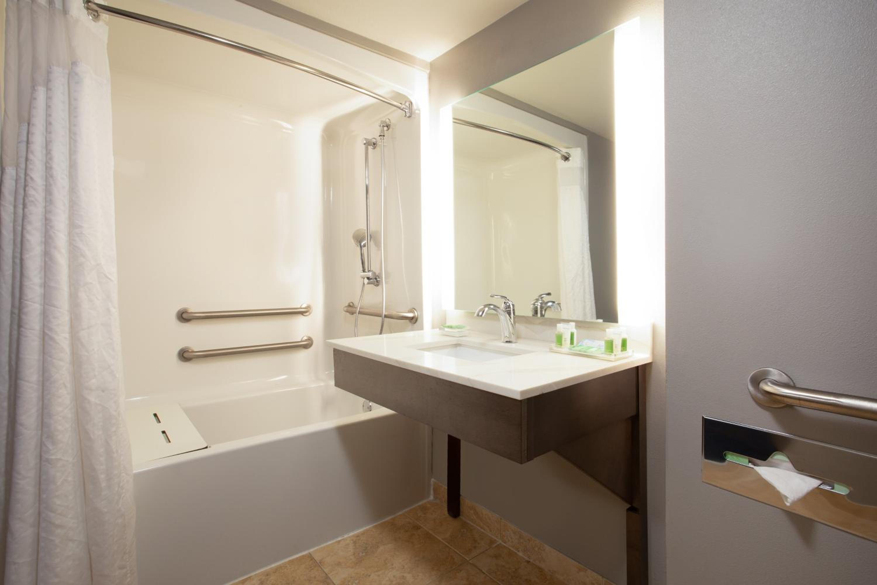 King Suite with Hearing Accessible Tub - Non-Smoking - Photo 1