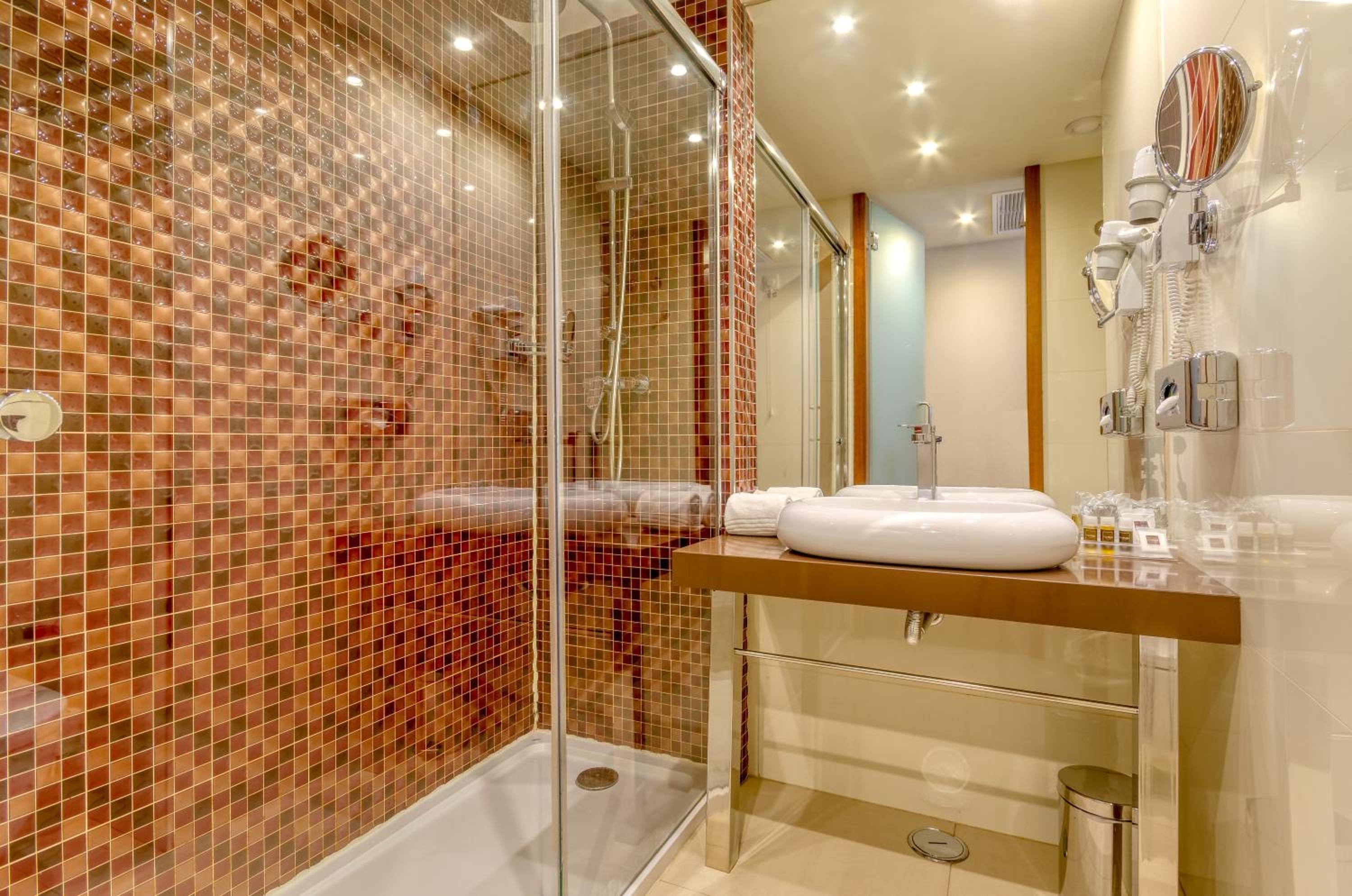 Executive Double Room with Balcony - Photo 3