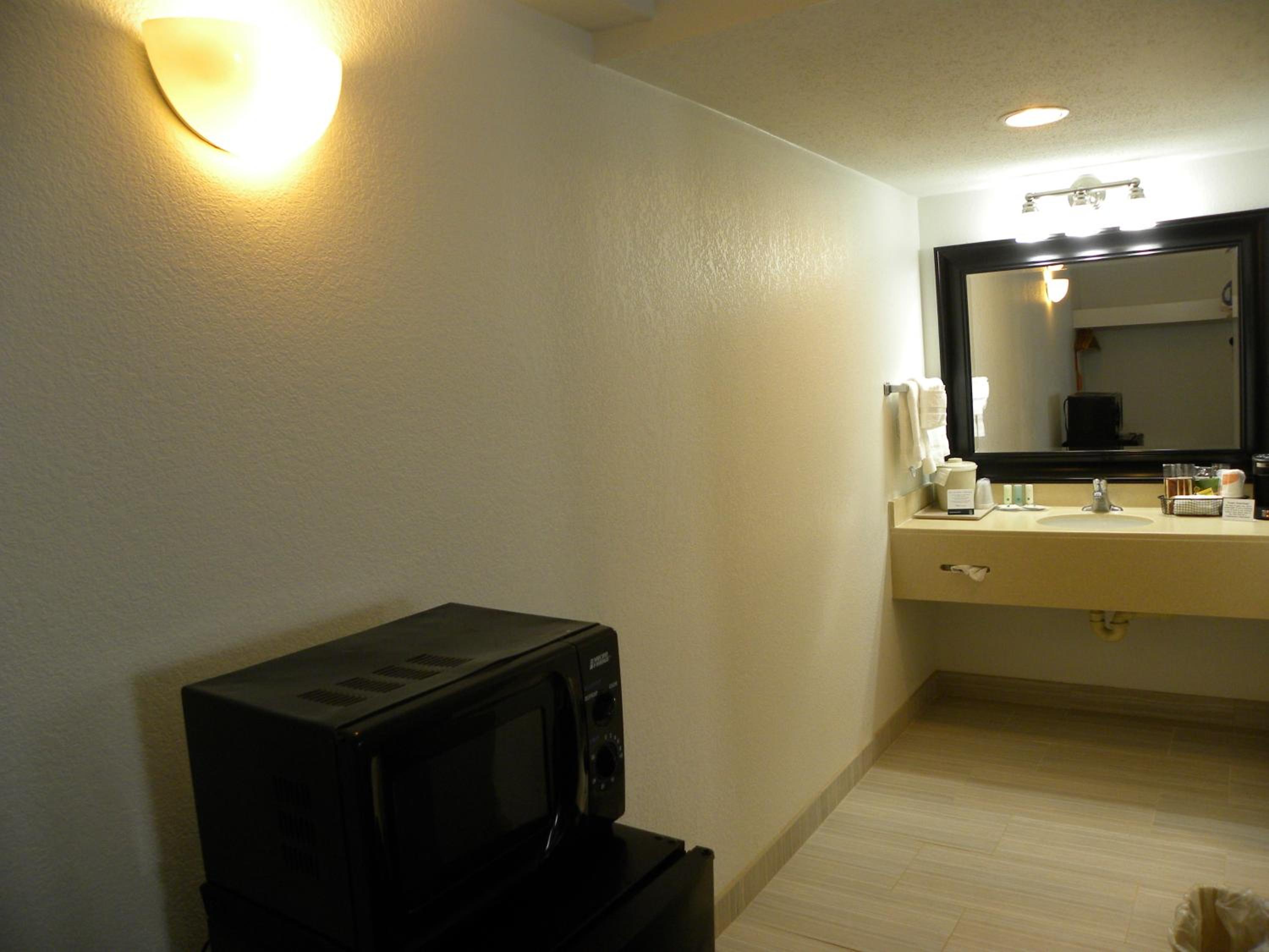 Double Room with Two Double Beds - Accessible/Non-Smoking photo 2