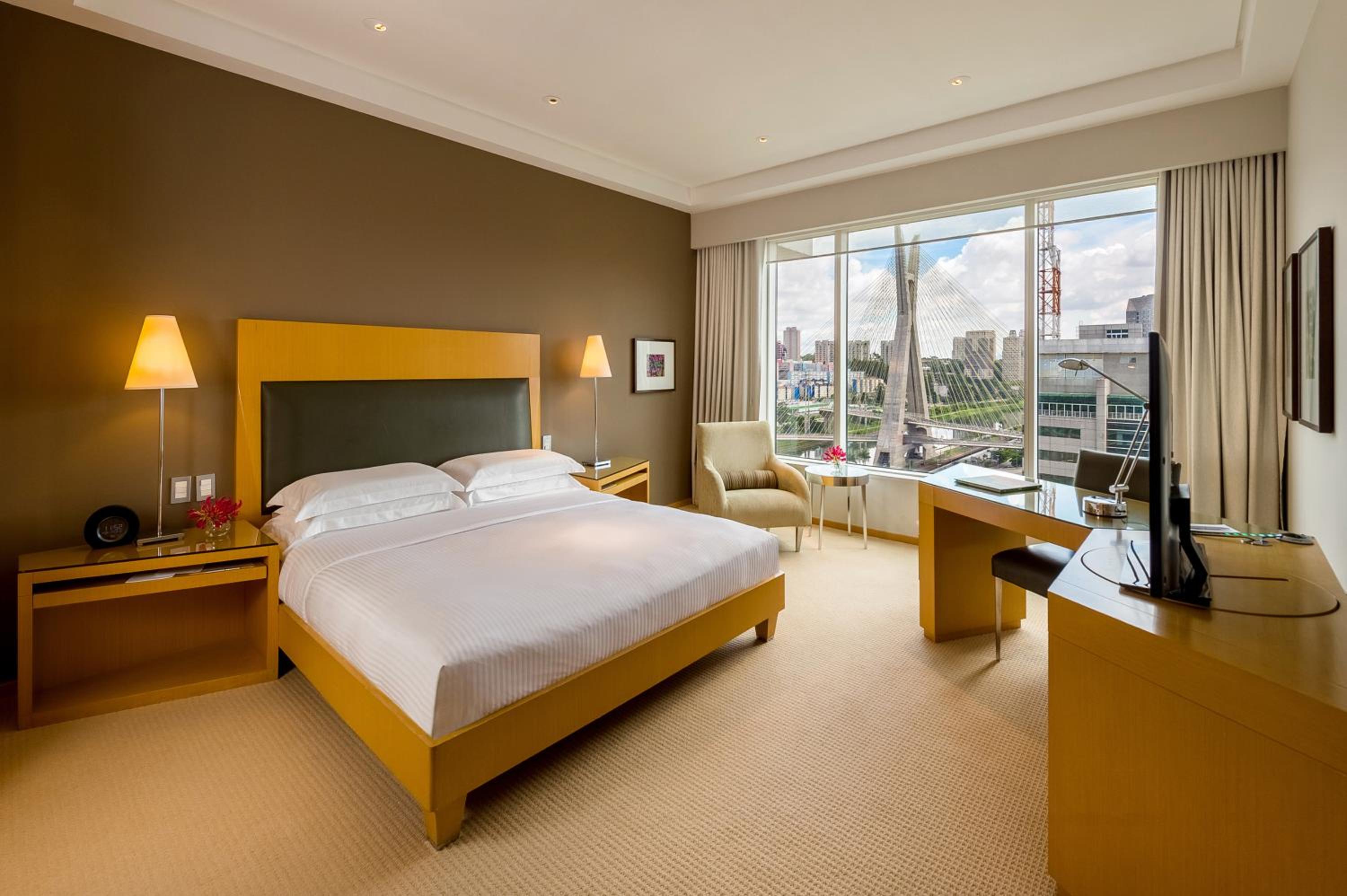 Queen Room with Bridge View - Photo 3