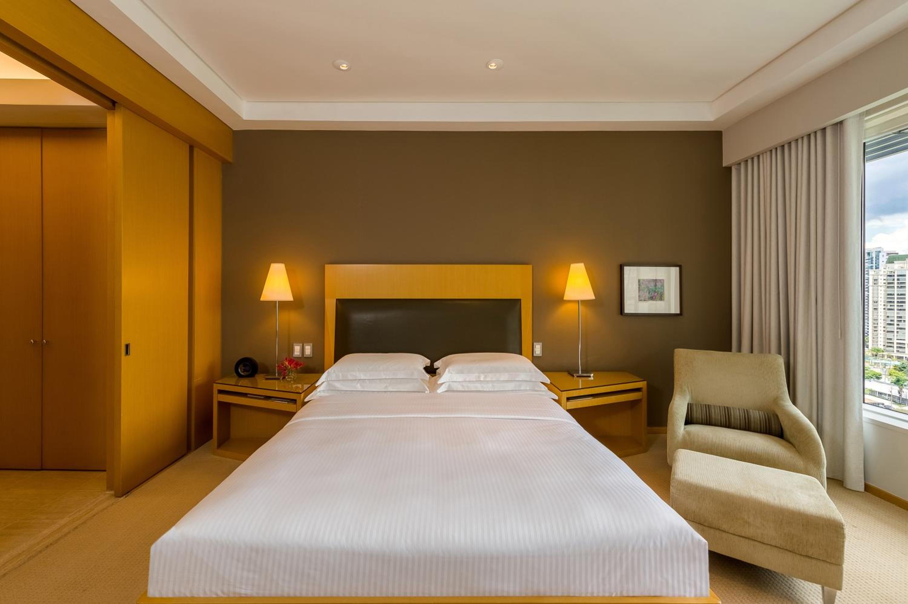 Queen Room with Bridge View - Photo 1