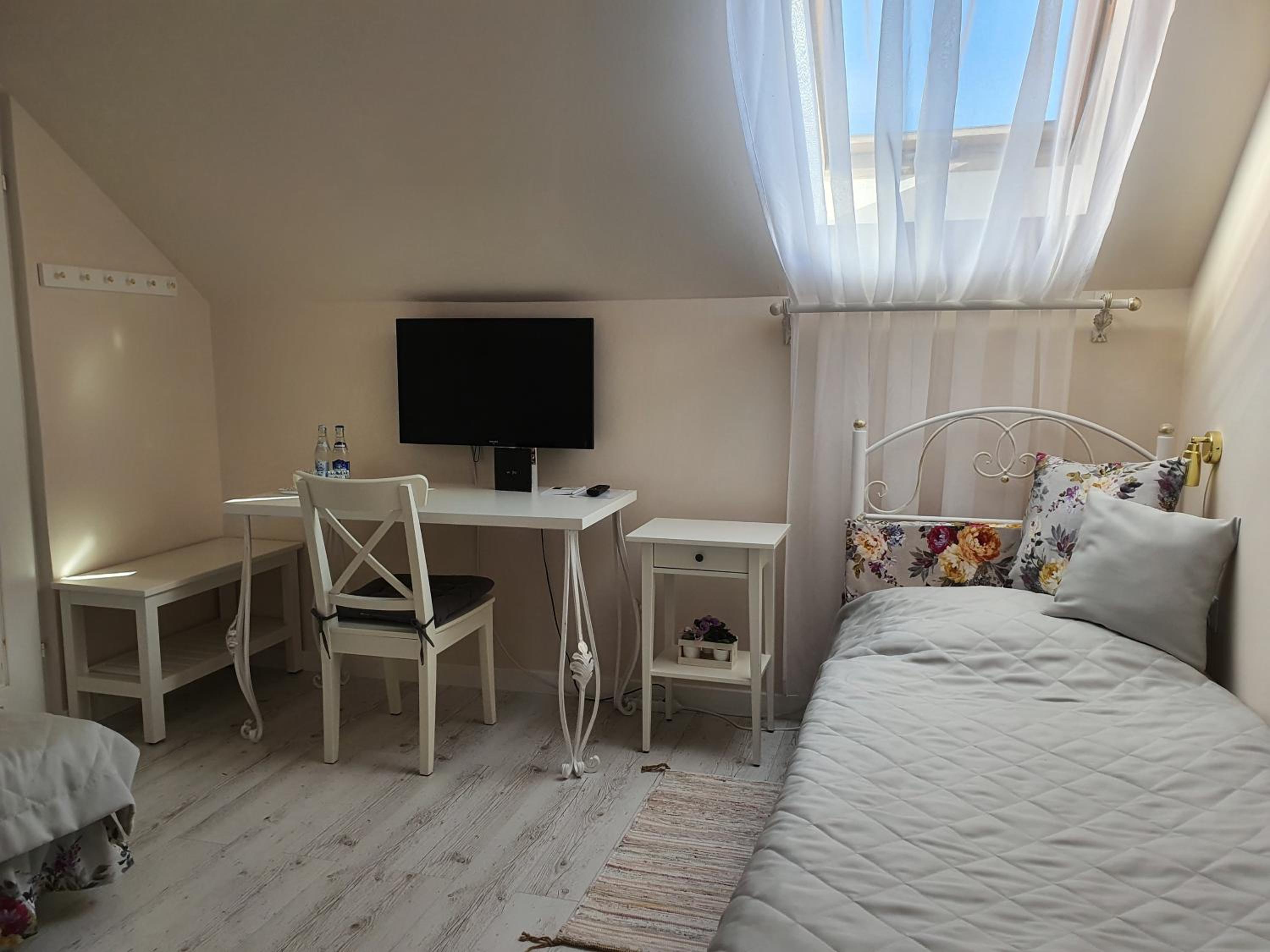 Twin Room - Photo 3
