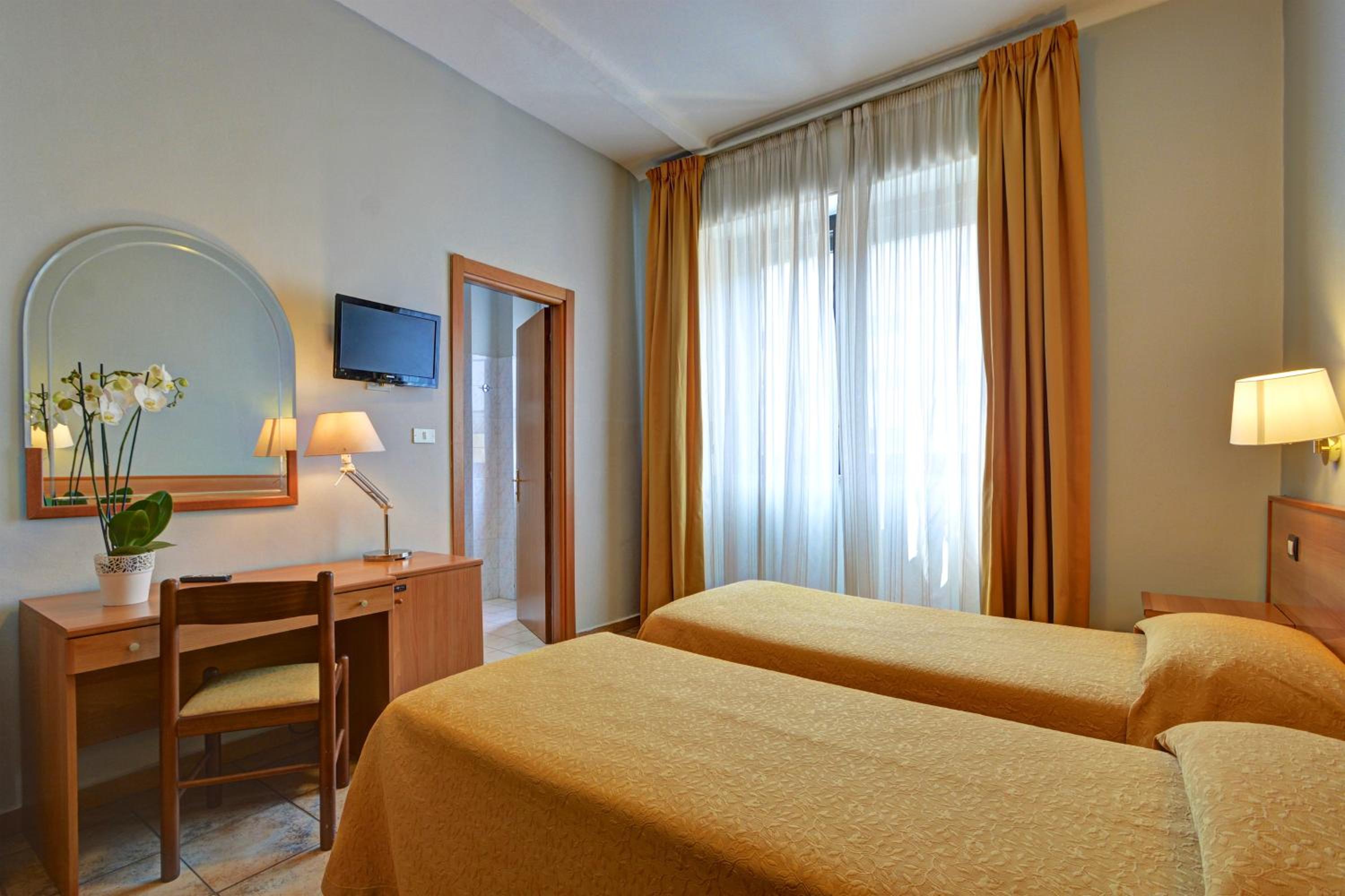 Twin Room - Photo 2
