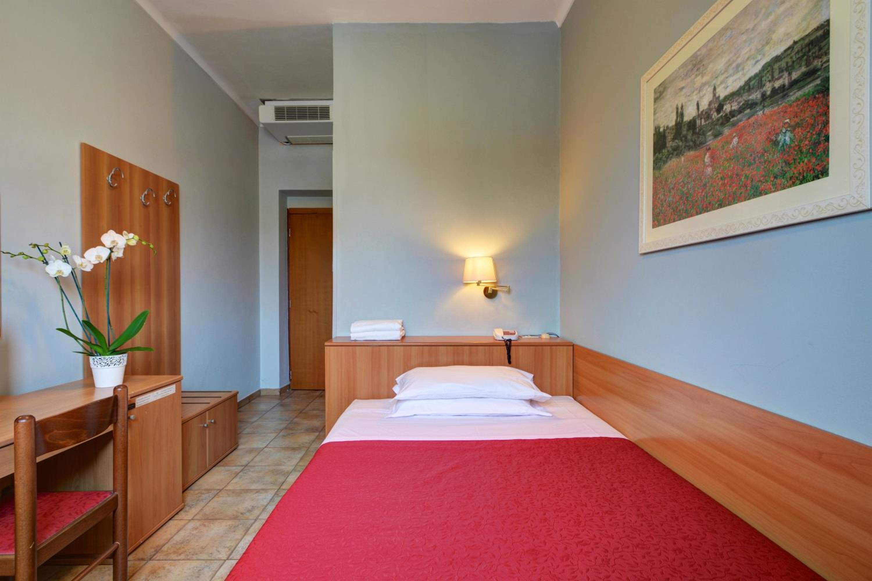 Economy Double Room - Photo 11