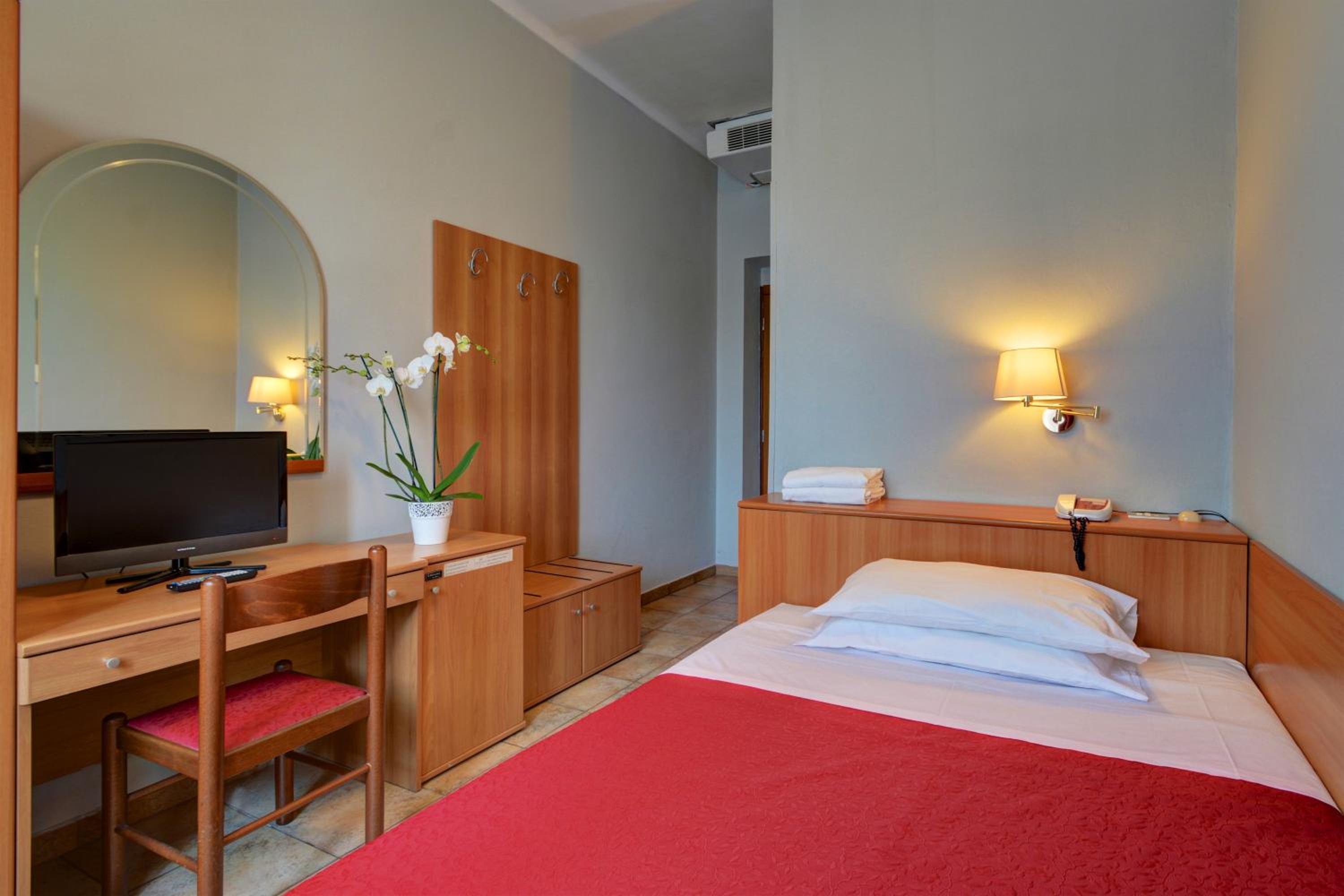 Economy Double Room - Photo 5