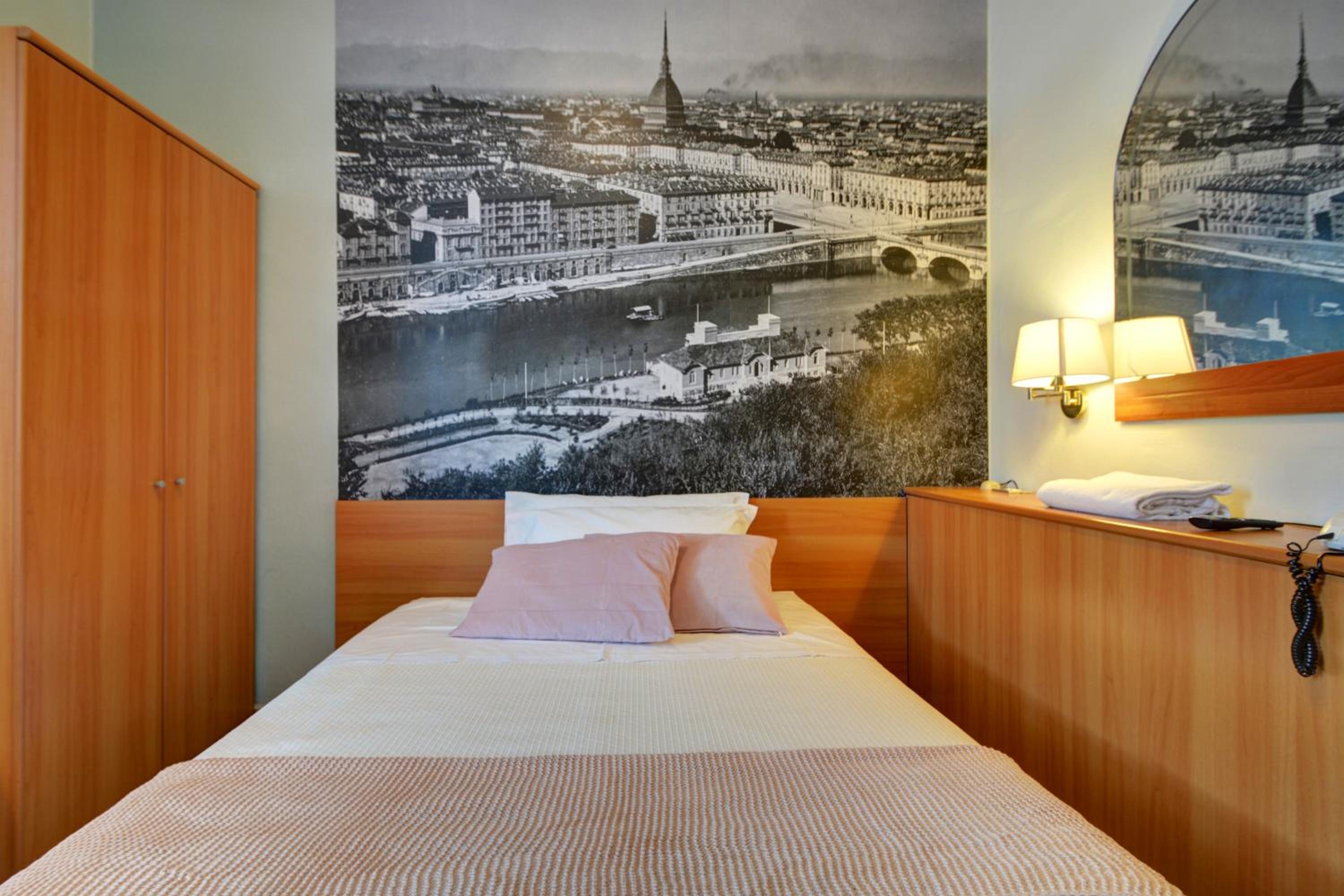 Economy Double Room - Photo 9