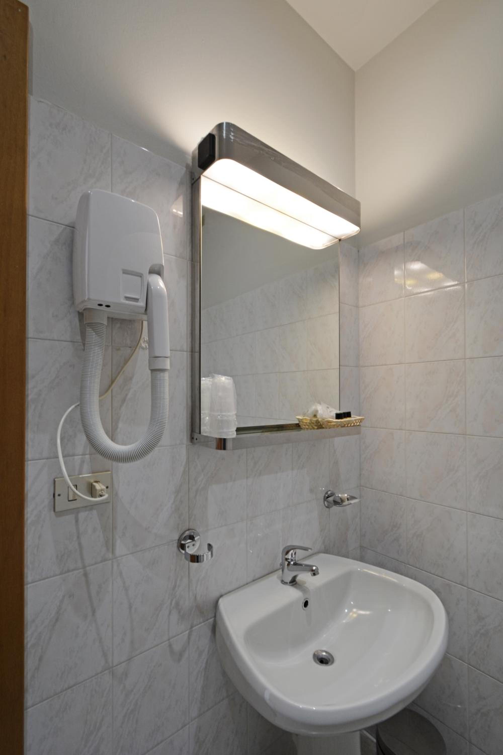 Quadruple Room - Photo 5