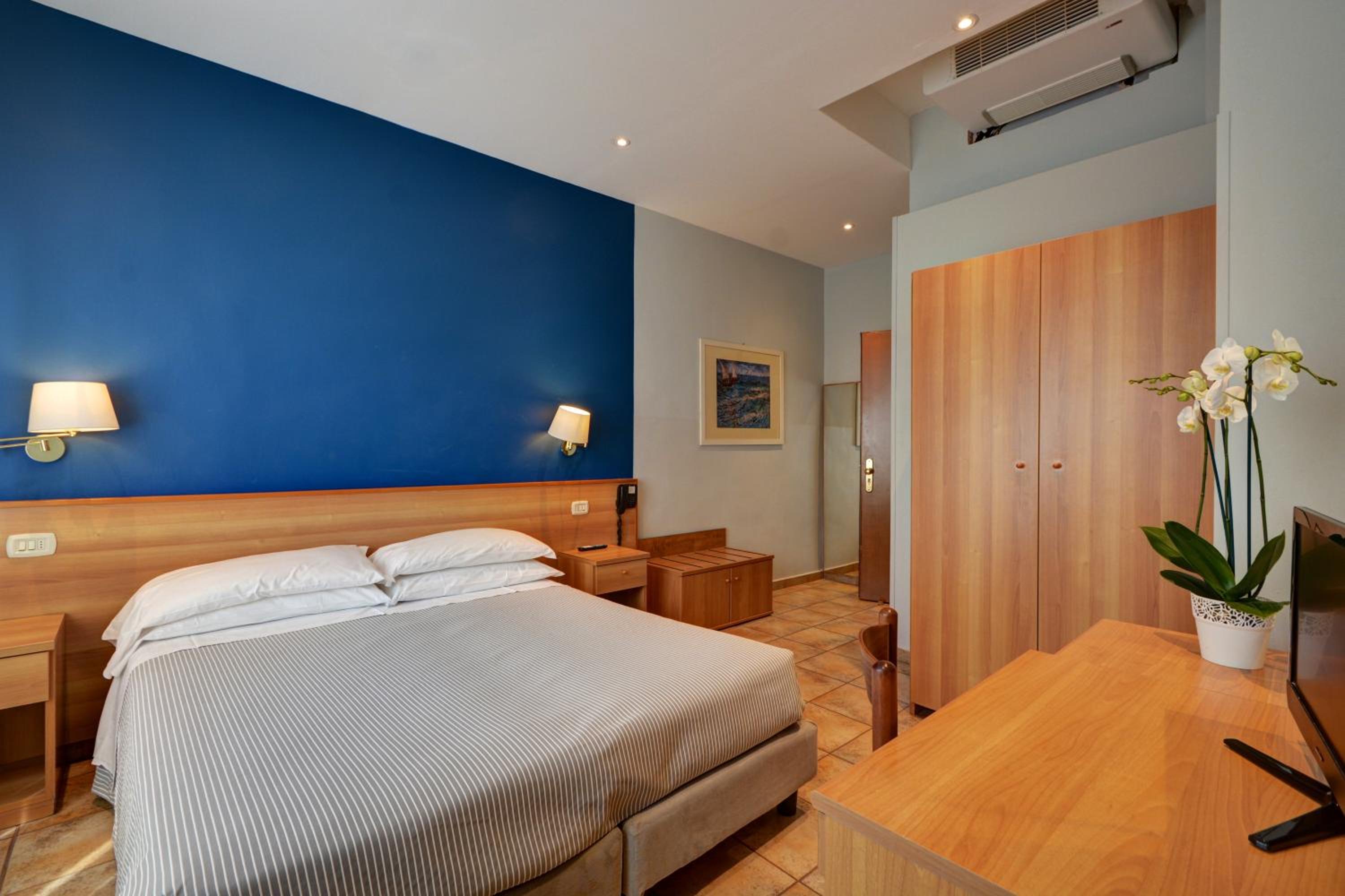 Double Room - Photo 7