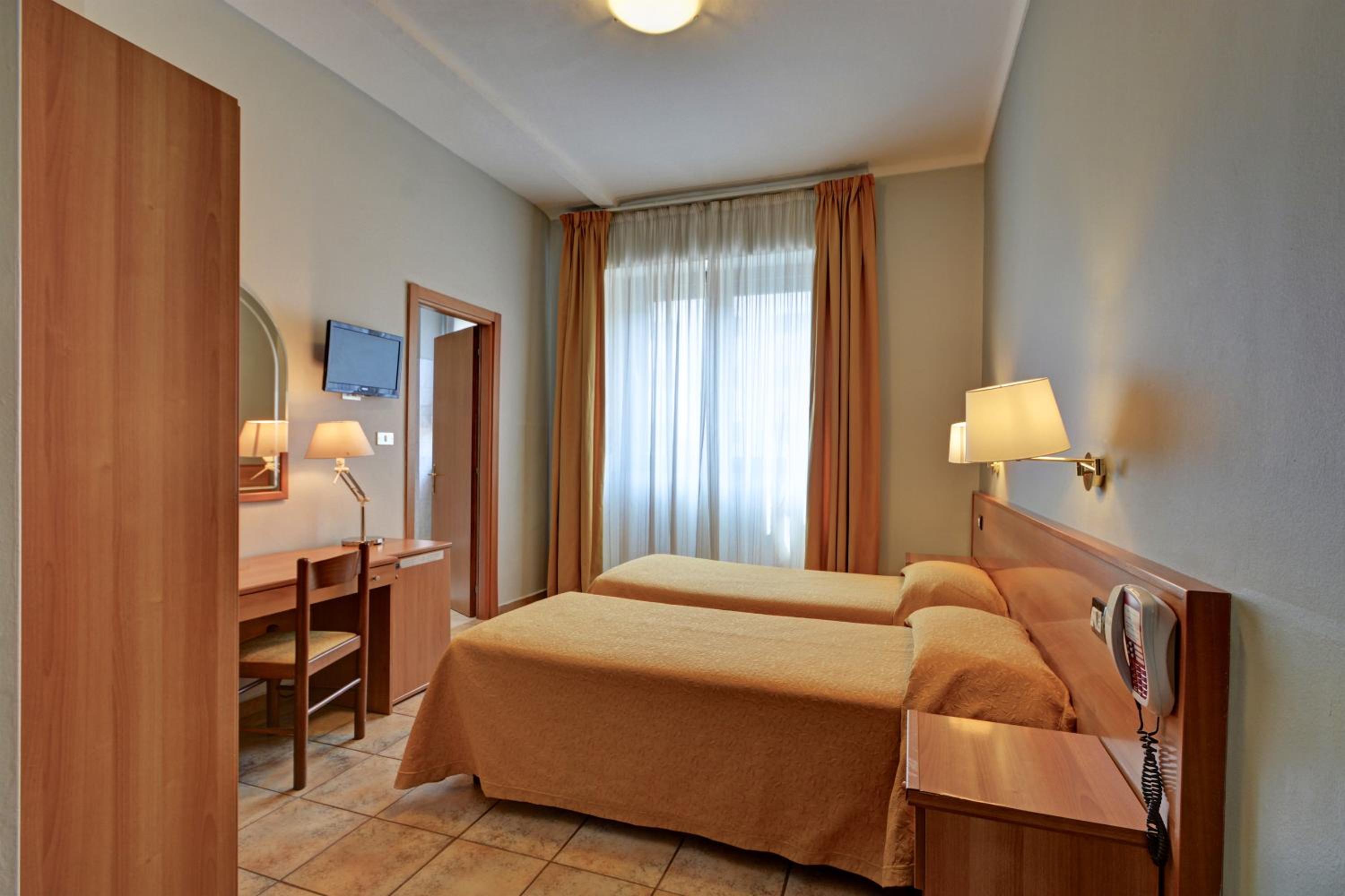 Twin Room - Photo 3