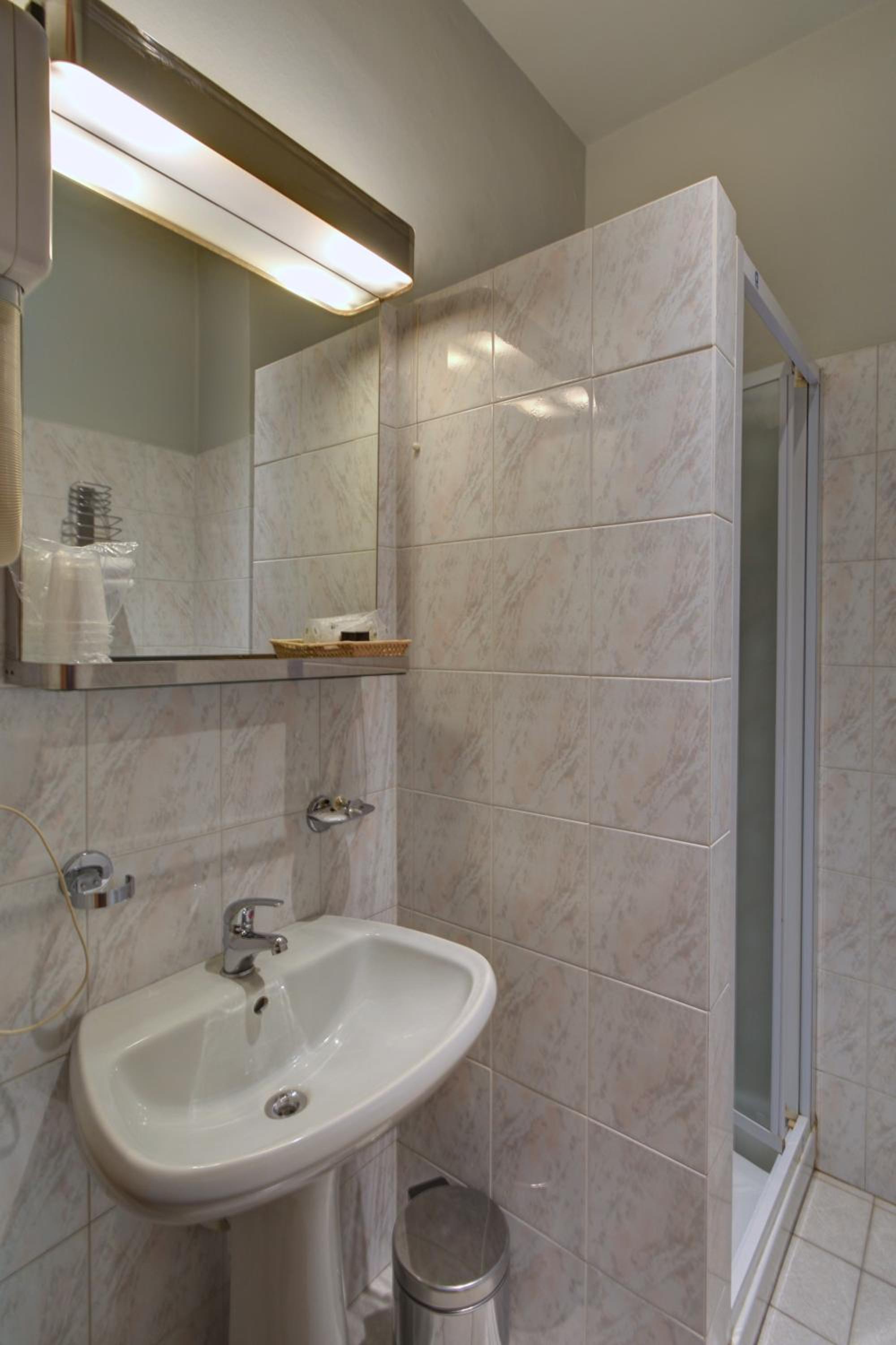 Twin Room - Photo 8