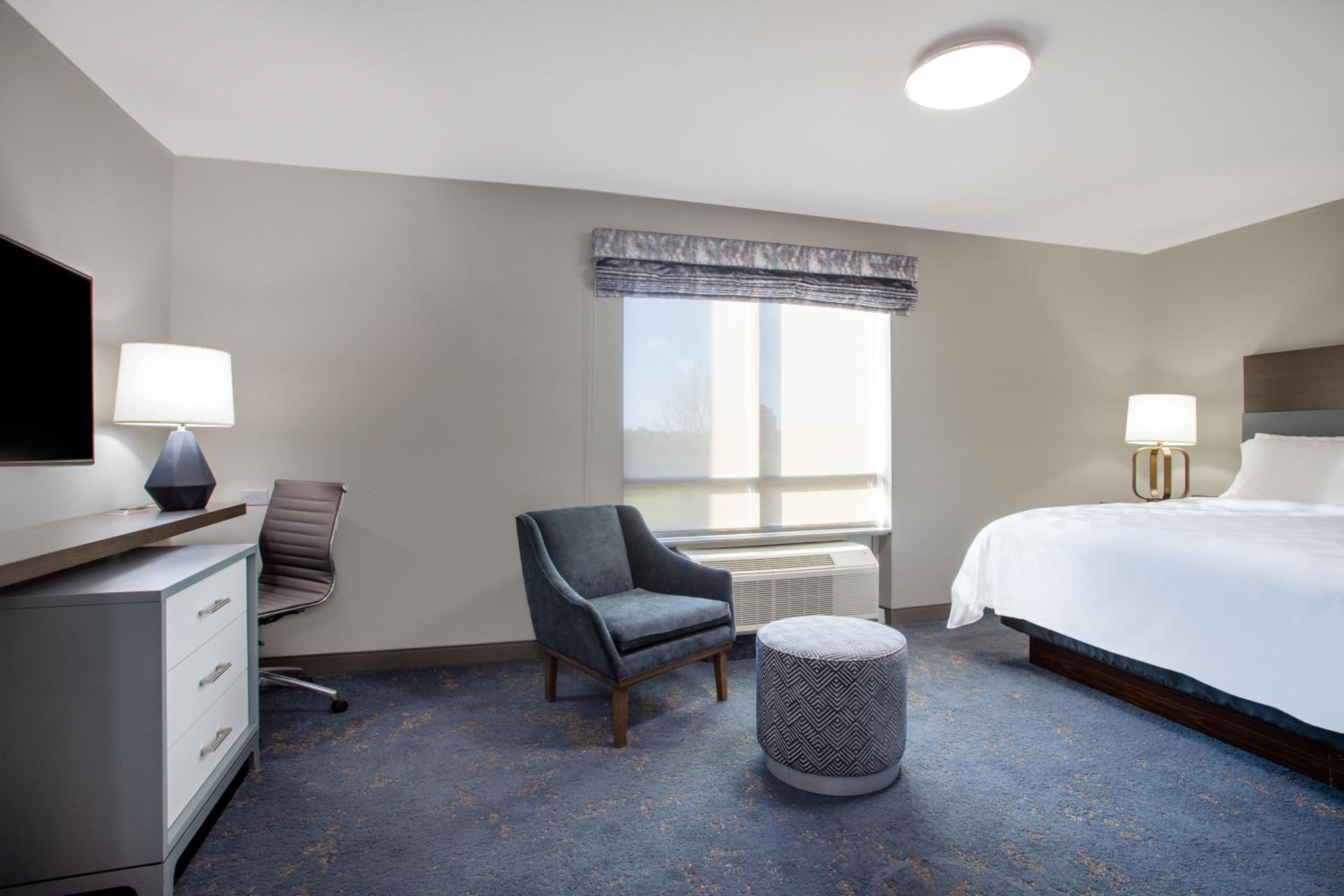 One-Bedroom Suite - Photo 2
