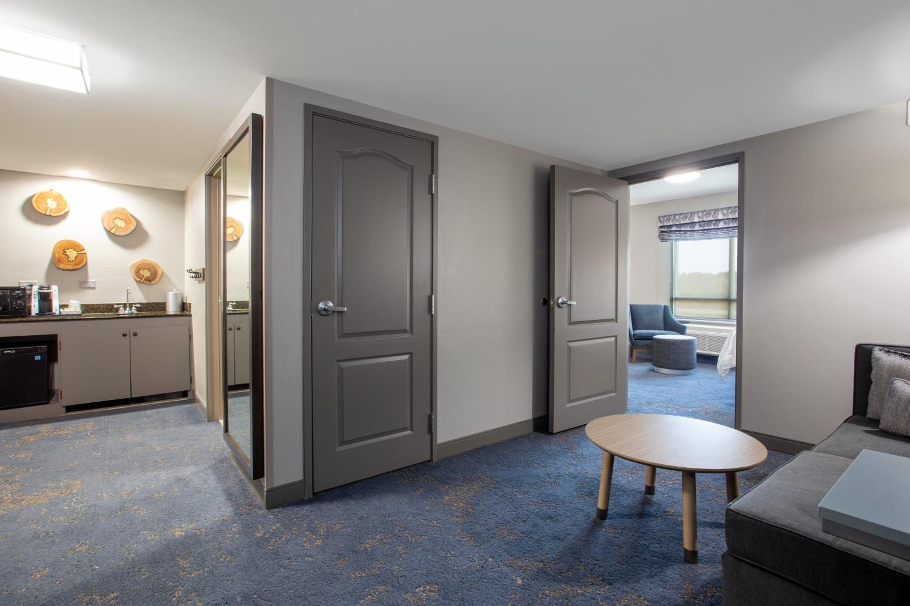 Queen Room - Hearing Accessible - Photo 1