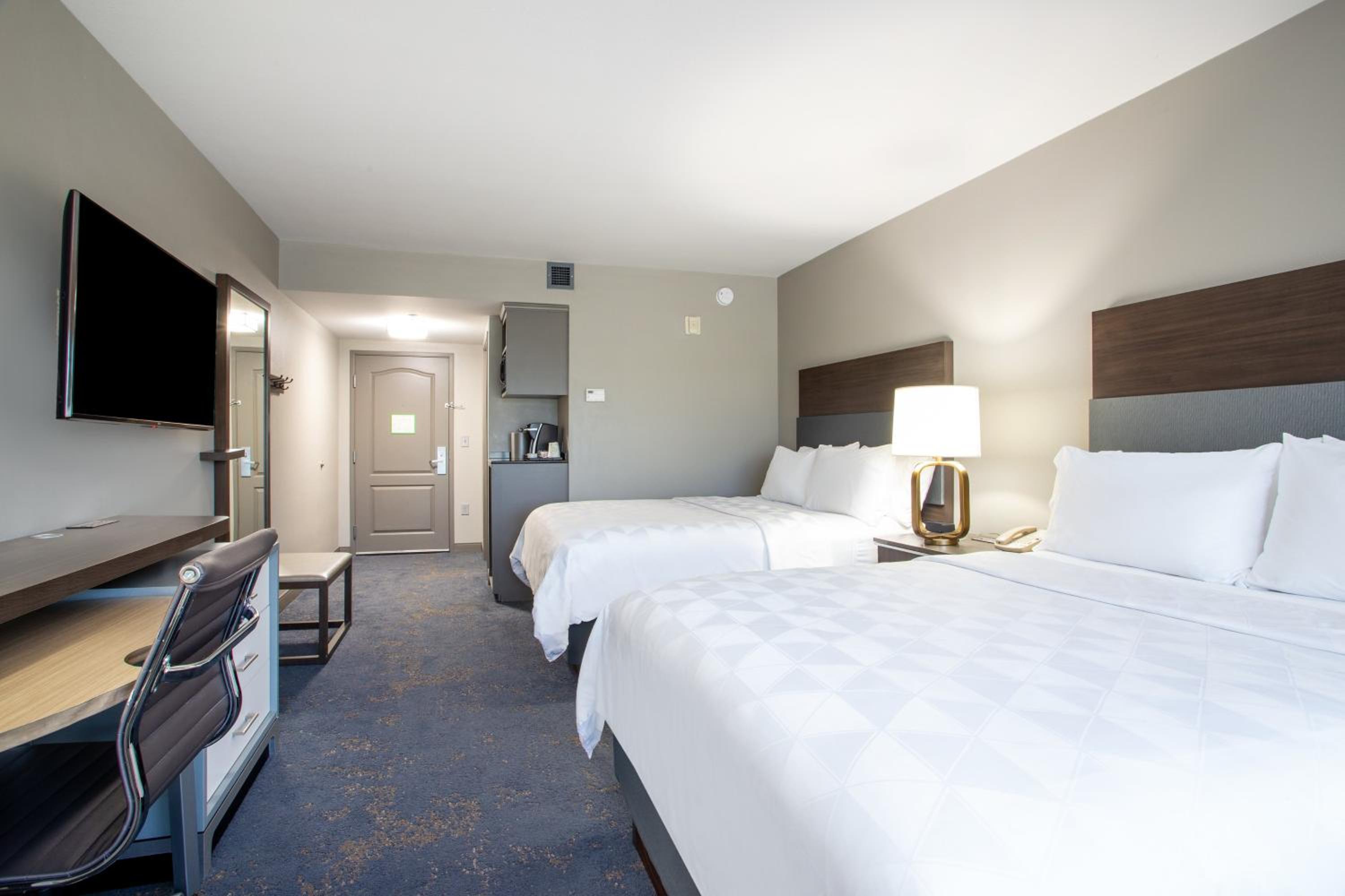 Standard Room with Two Queen Beds - Photo 2