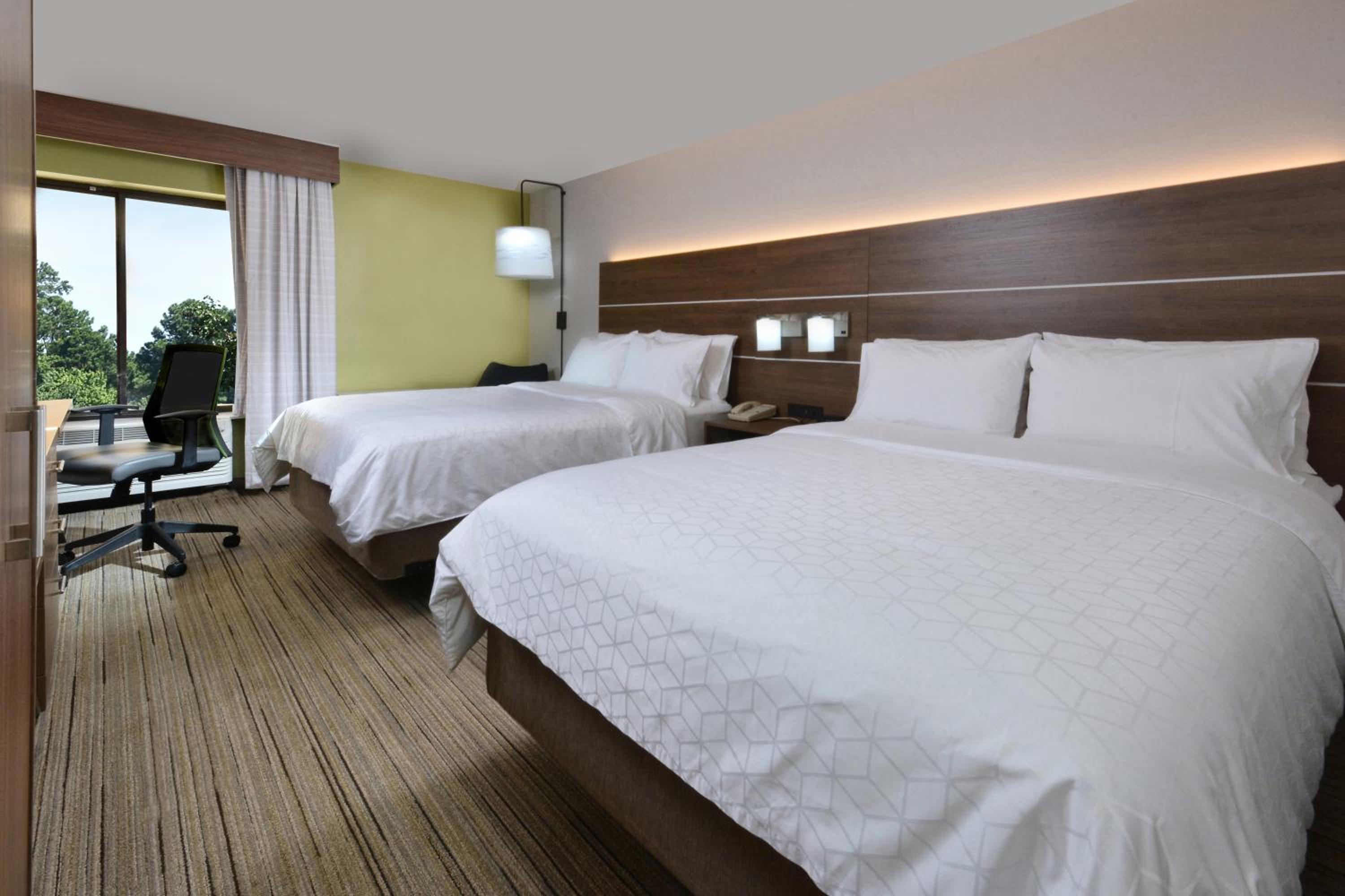 Standard Queen Room with Two Queen Beds and Mobility Accessible Tub - Photo 5