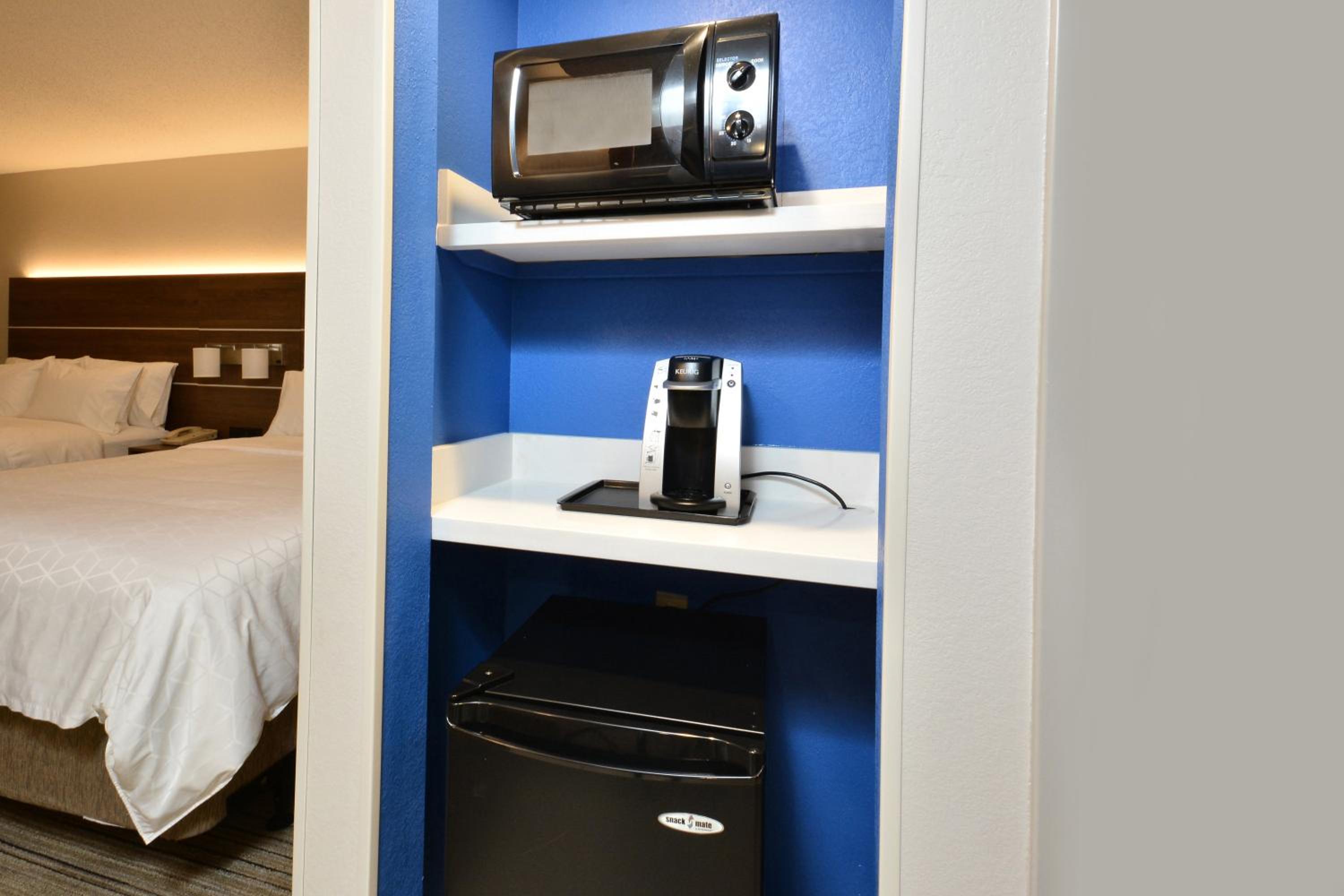 Standard Queen Room with Two Queen Beds and Mobility Accessible Tub - Photo 6