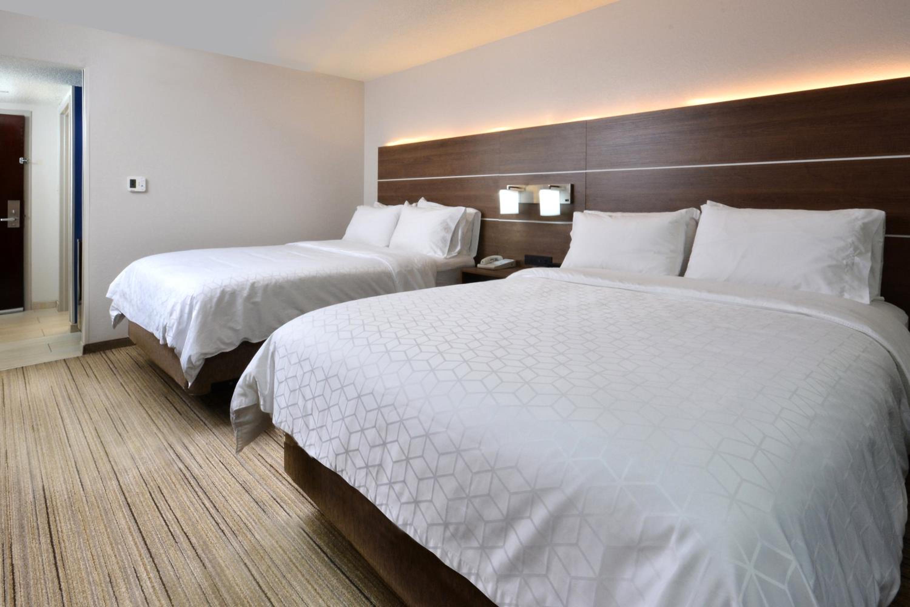 Standard Queen Room with Two Queen Beds and Mobility Accessible Tub - Photo 1
