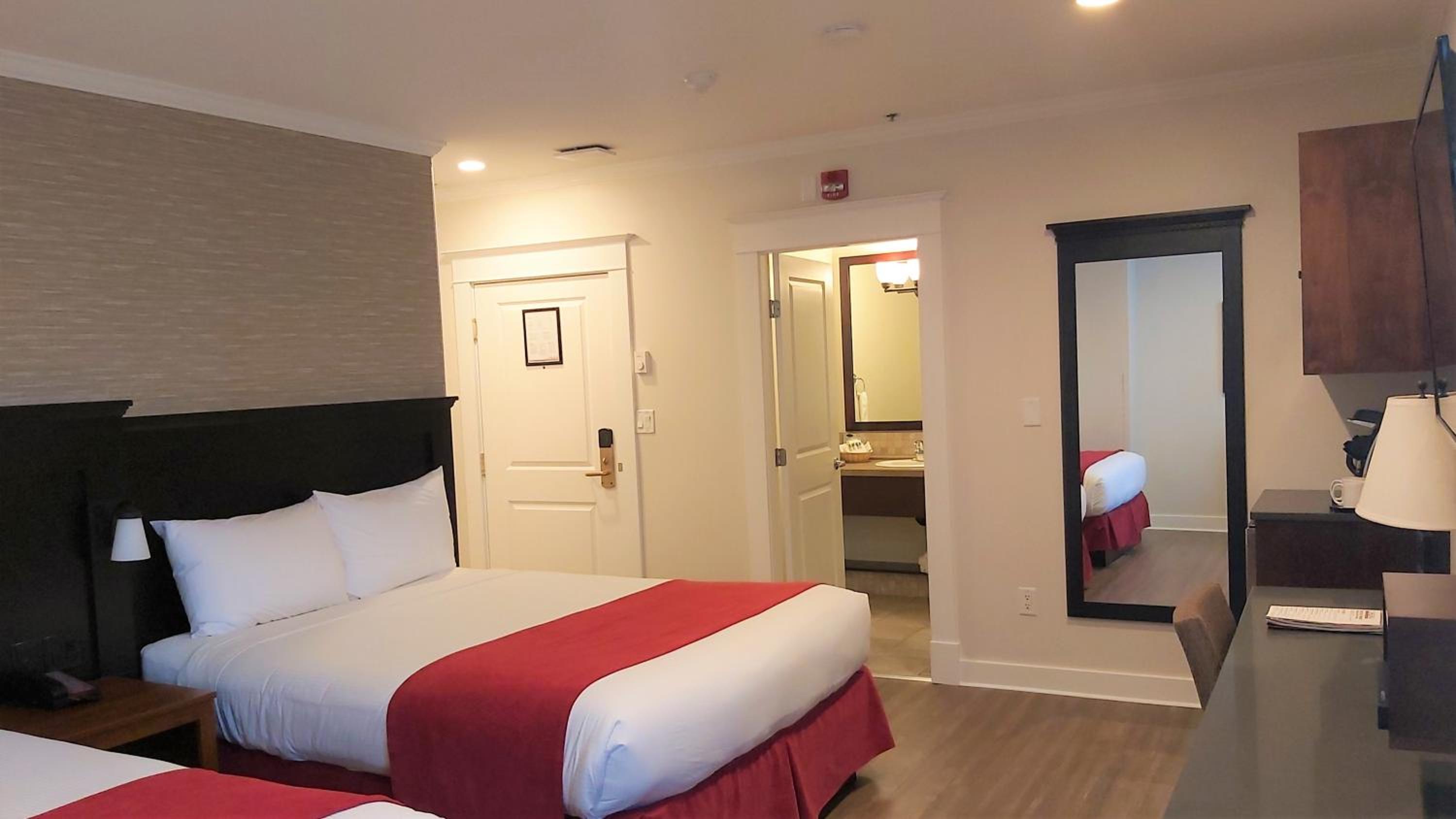 Queen Room with Two Queen Beds photo 2