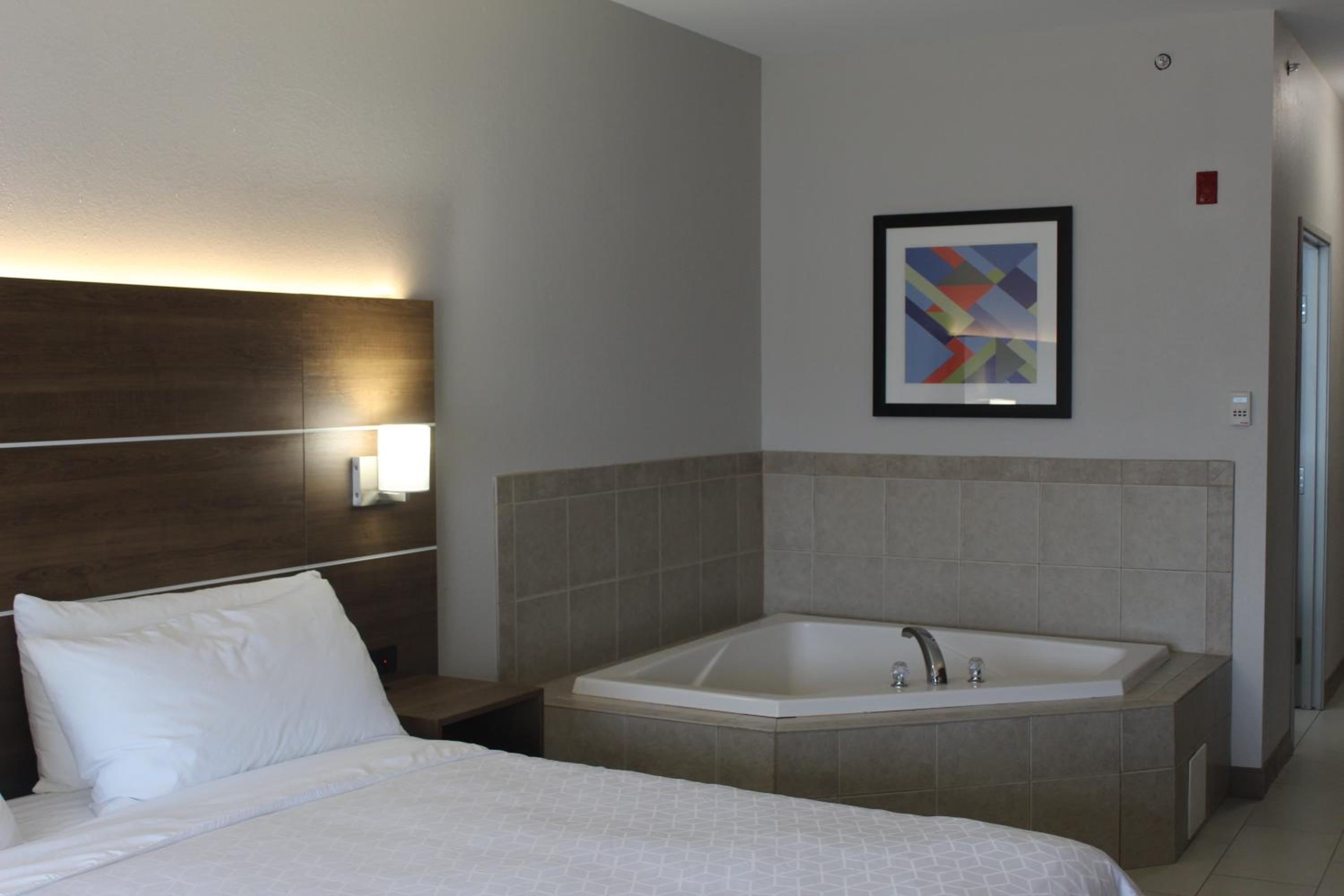 King Room with Jetted Tub - Photo 3