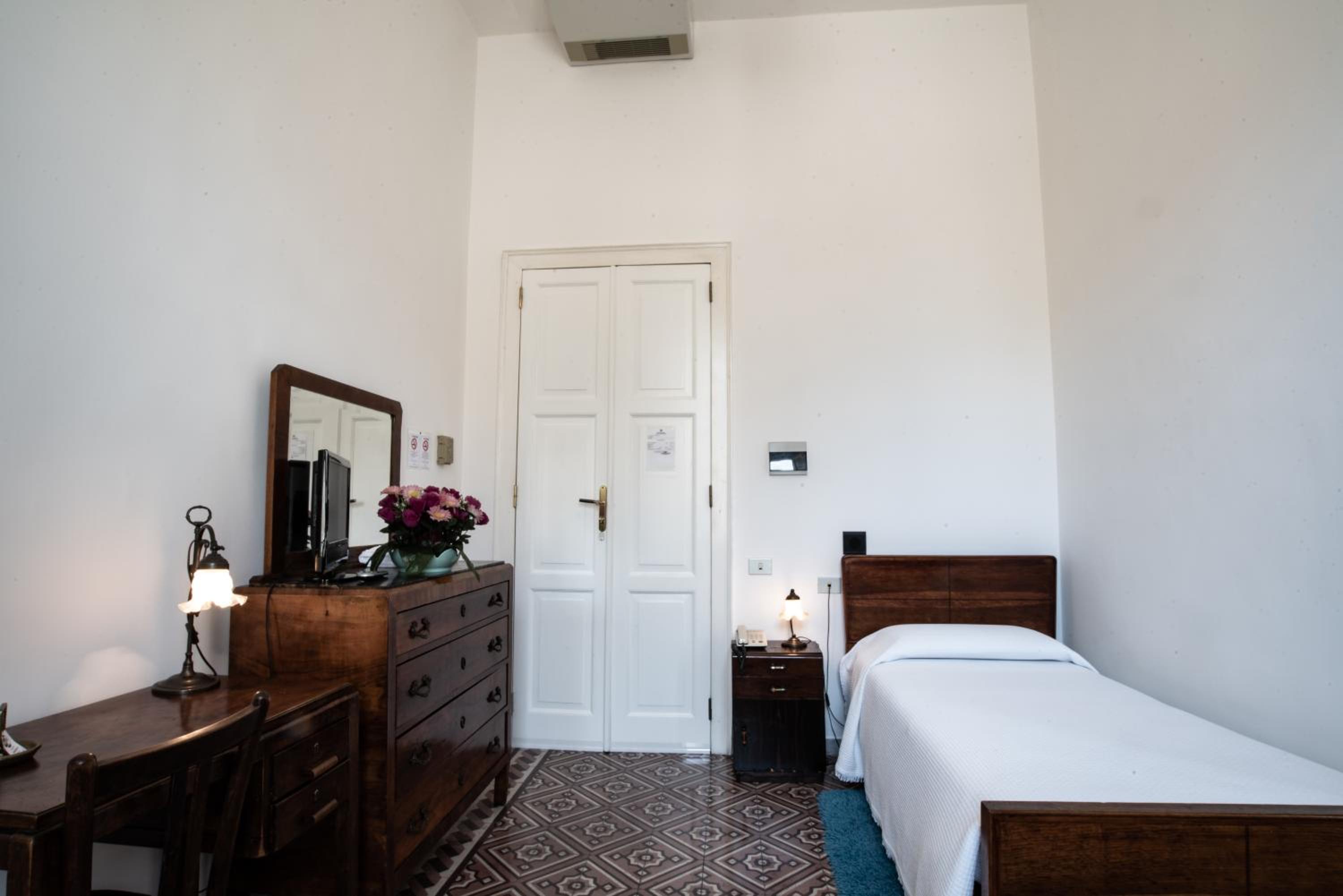 Economy Single Room with Balcony and Shared Bathroom