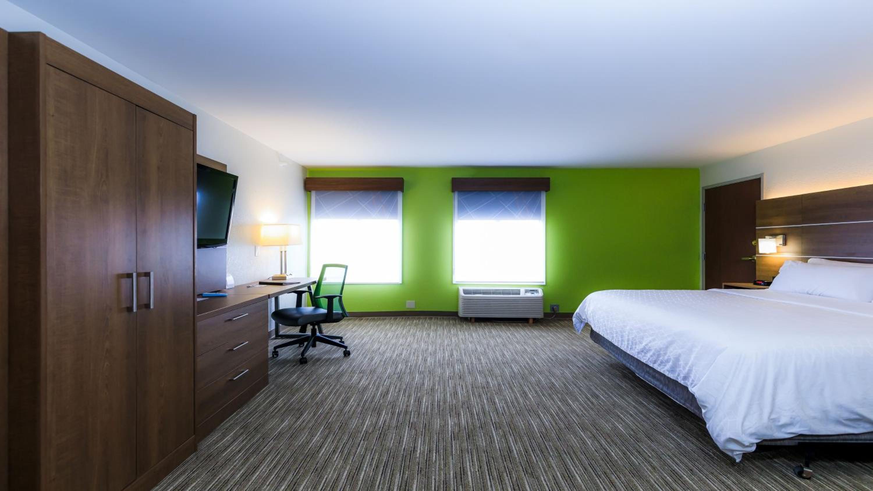 Standard King Room with Extra Floor Space - Photo 3