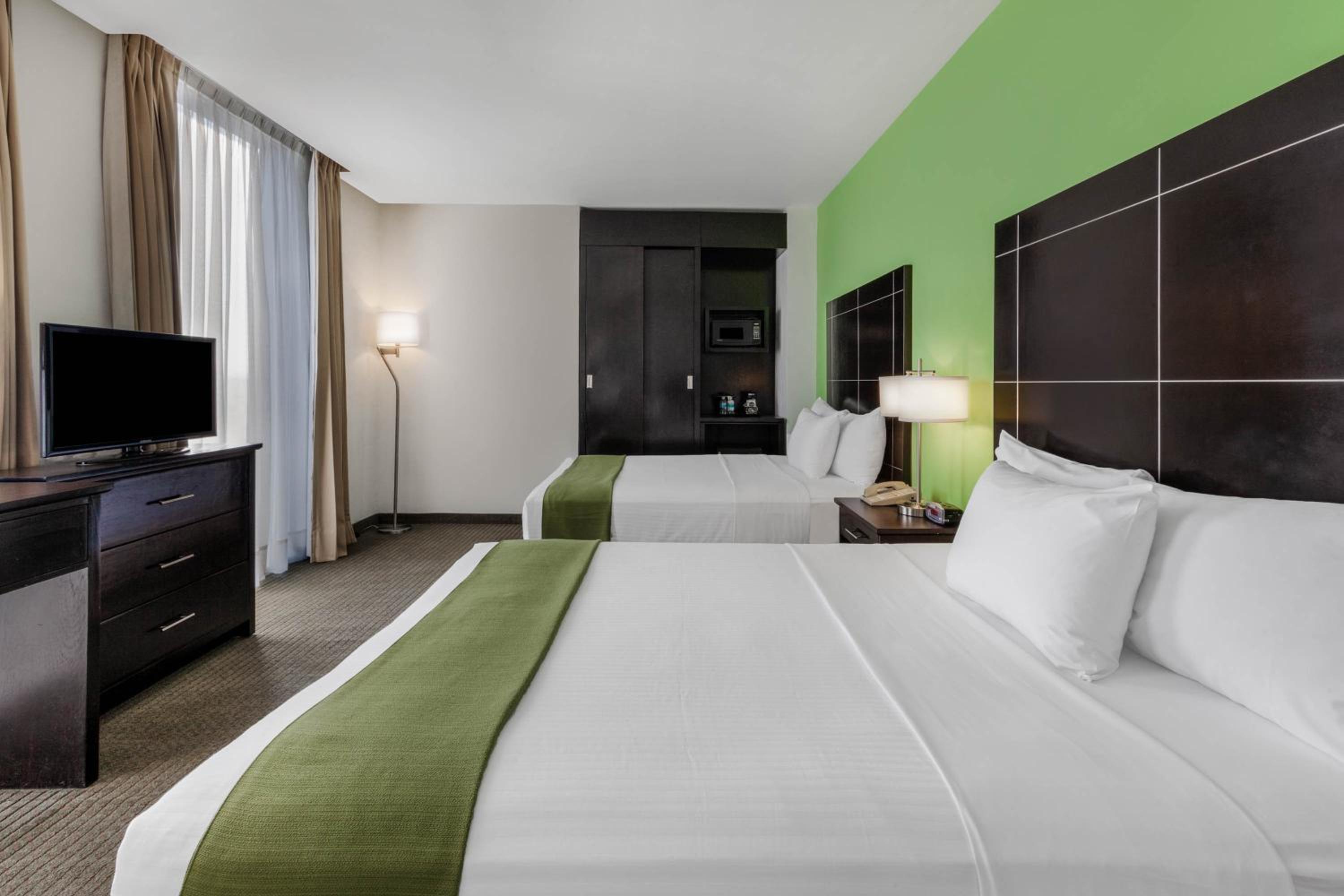 Deluxe Family Suite - Non-Smoking - Photo 1