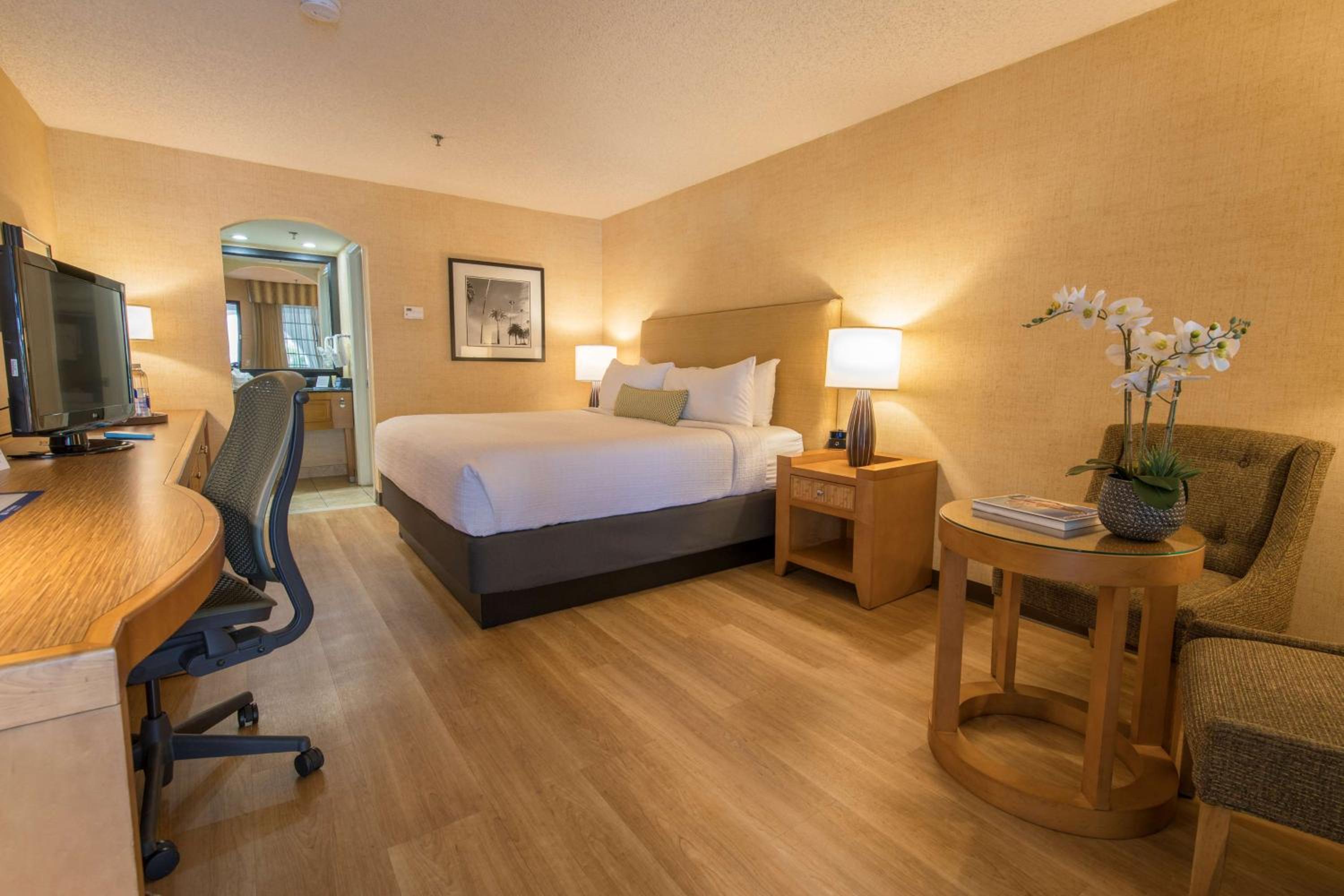 King Room - Non-Smoking - Photo 1