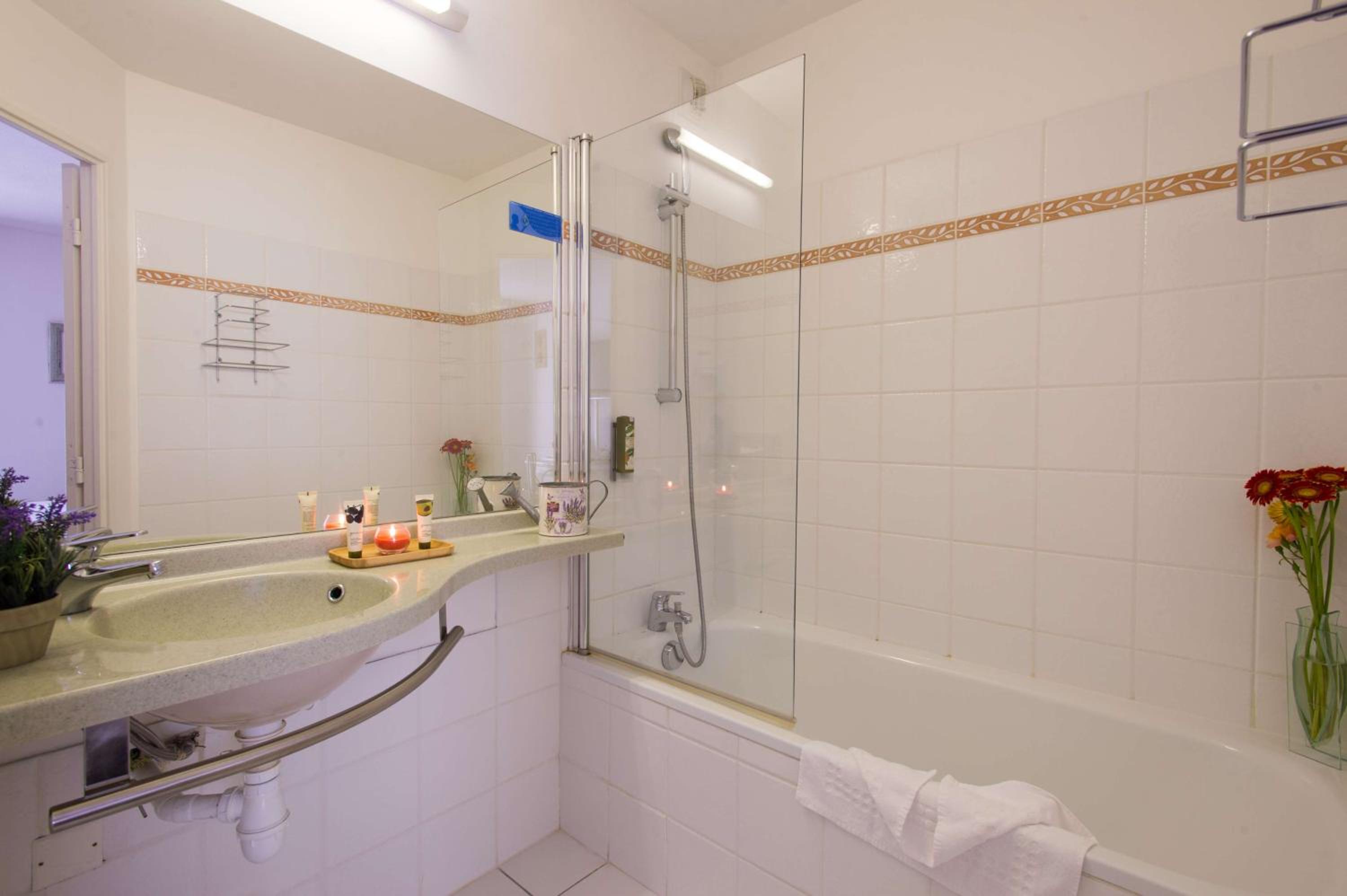 Standard Twin Room - Photo 6